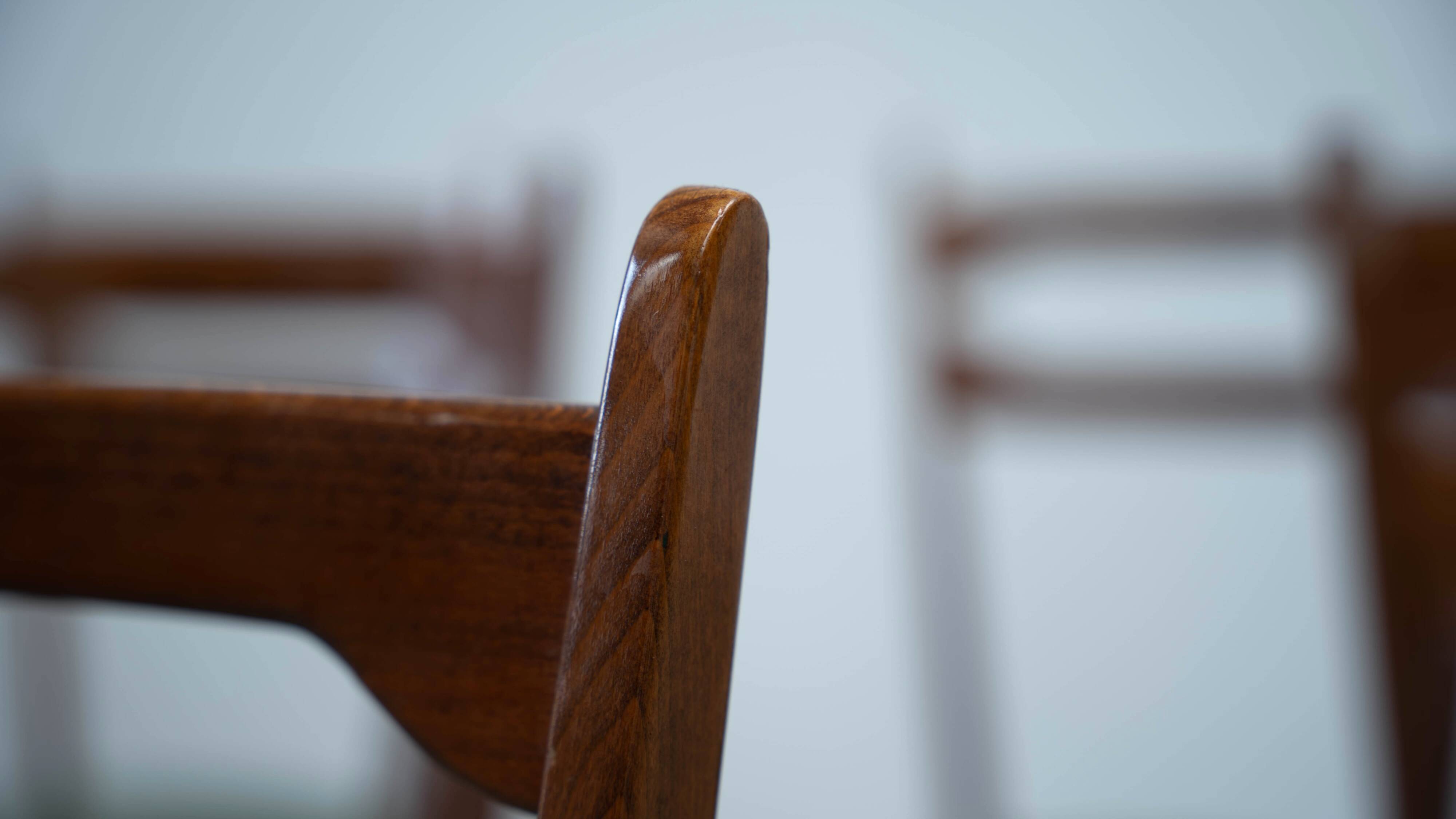 Set of six elegant Italian dining chairs