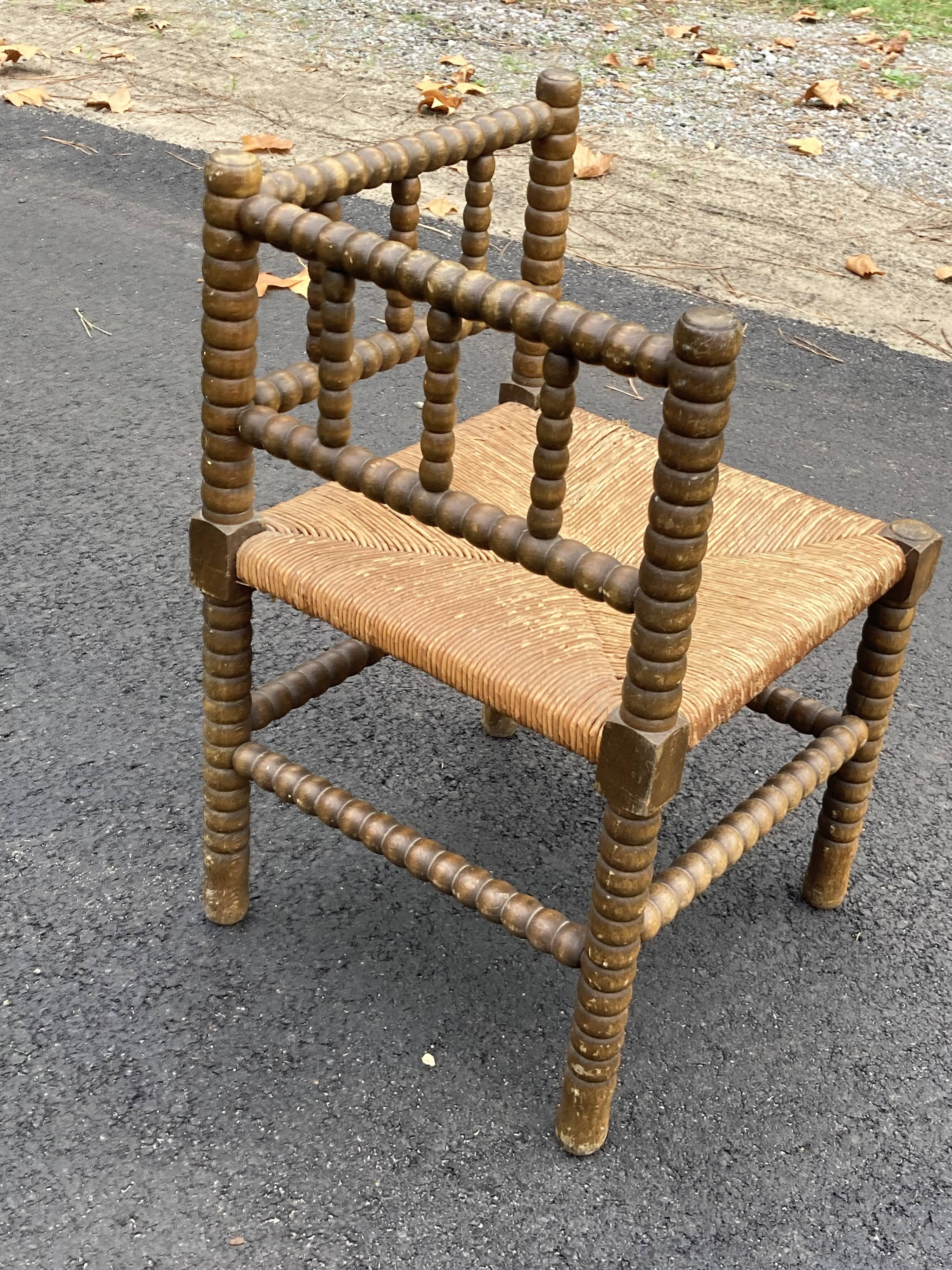 Chaise d’angle en bois tourné