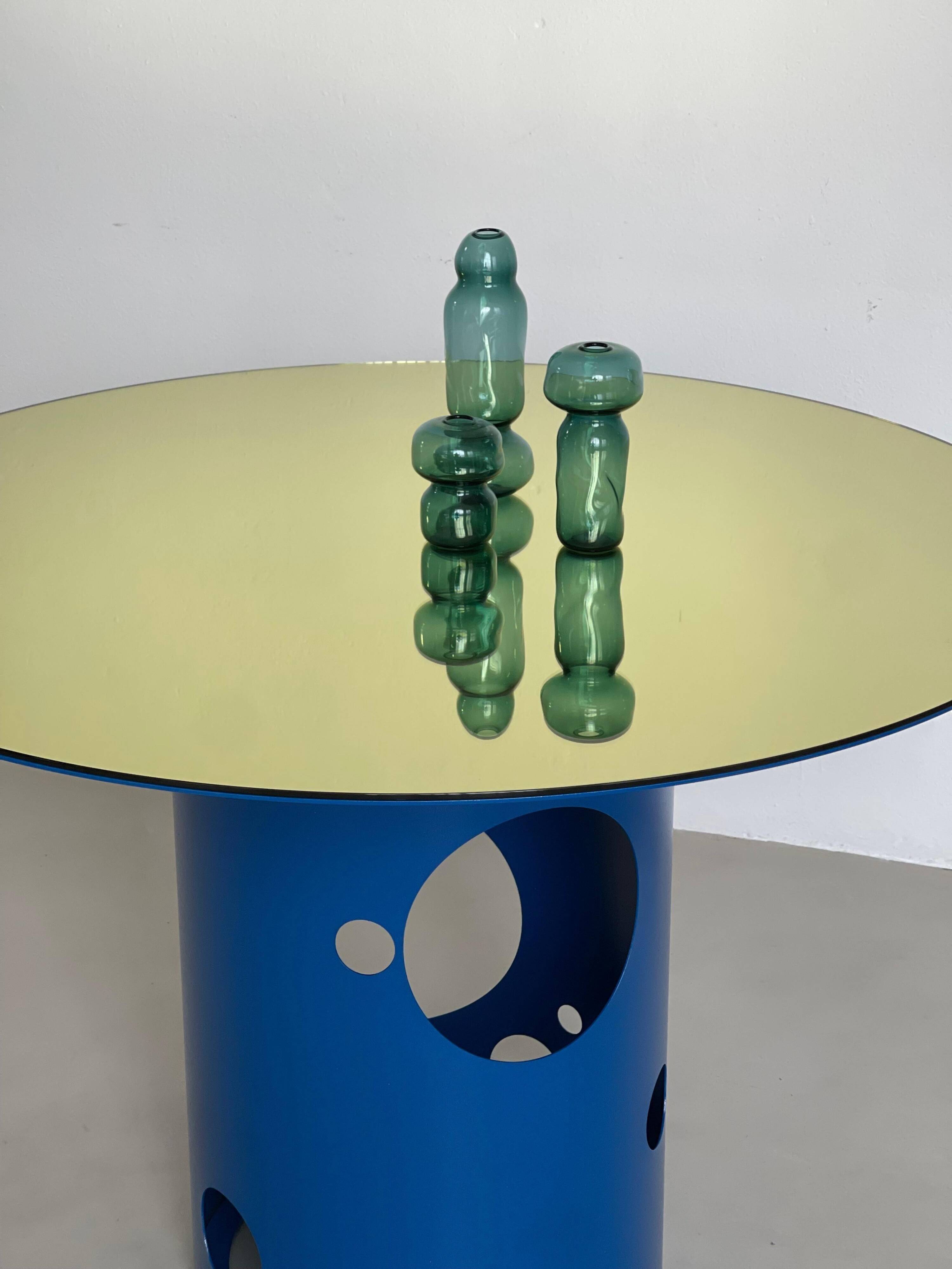 Silös Round Dining Table in Electric Blue Metal