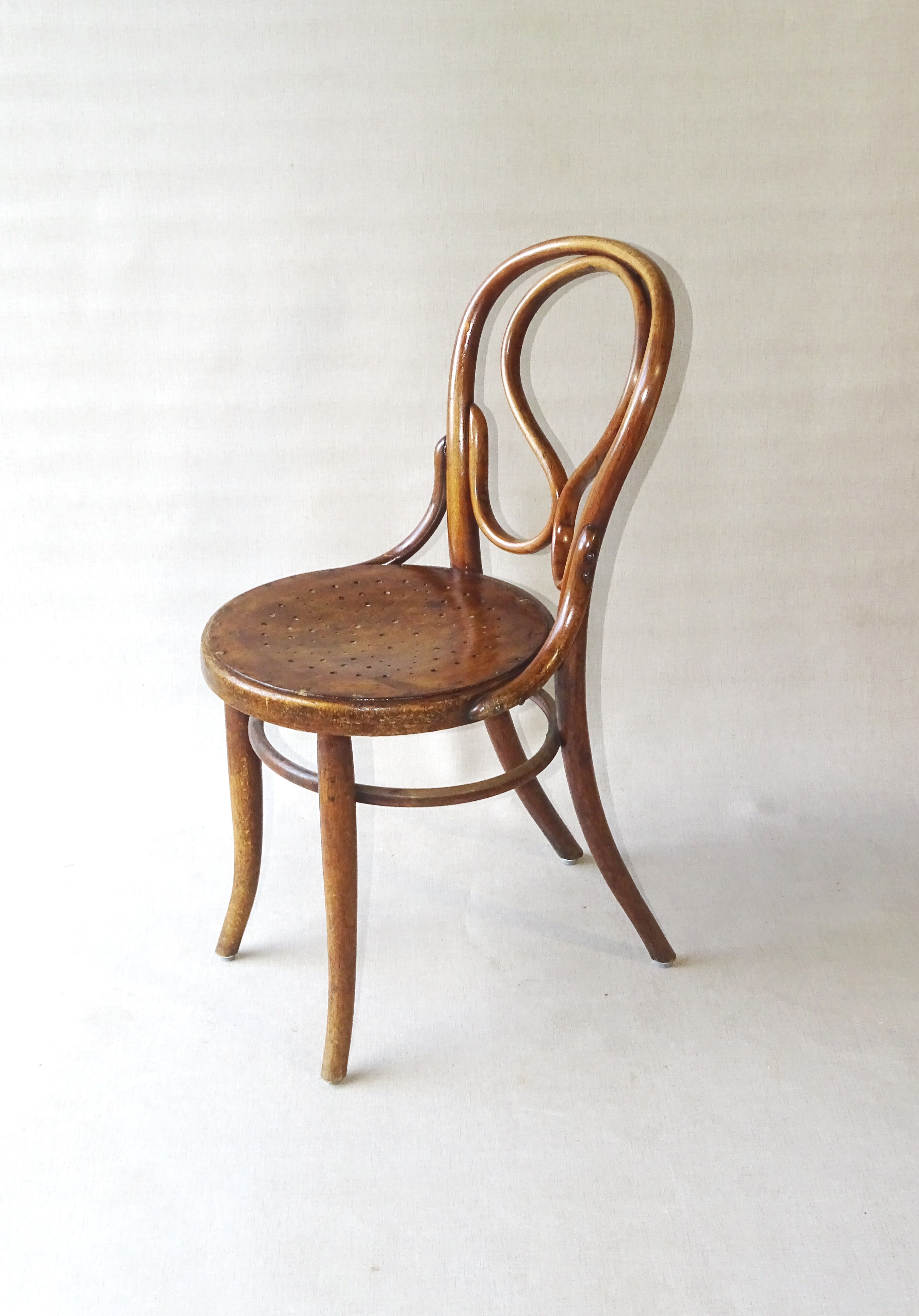 2 chaises bistrot N°20 , vers 1900 assise bois.