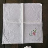 Serviettes de table brodées "fleur" à la main et dentelle