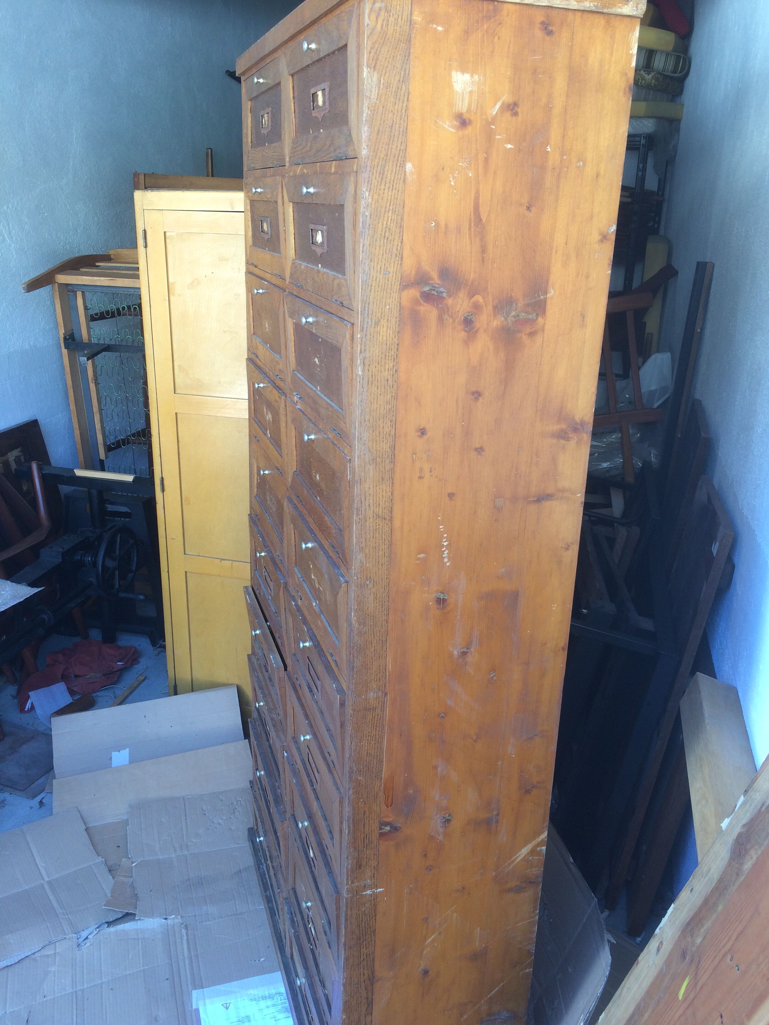 Furniture with clamshell