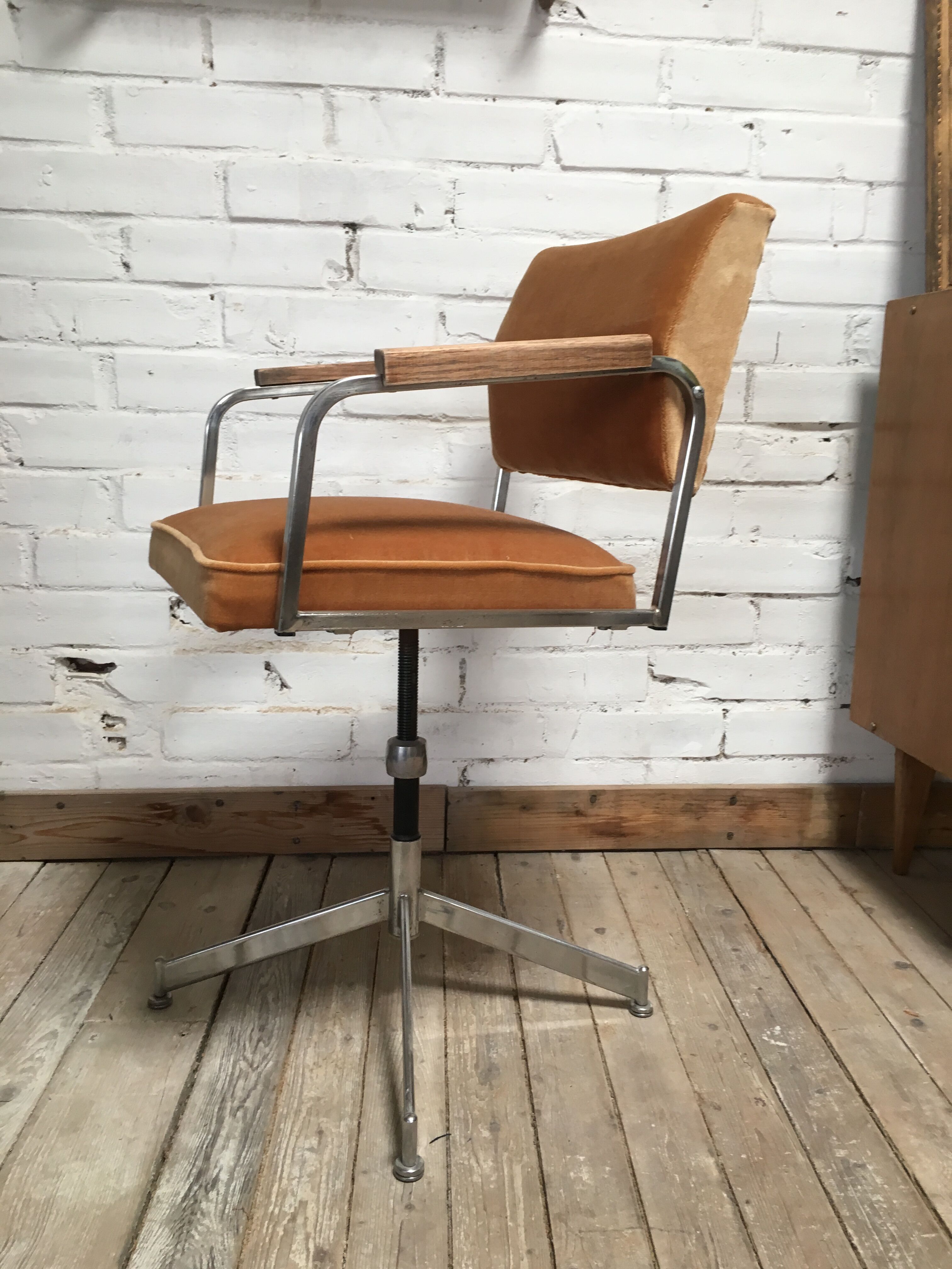 Chaise de bureau pivotante restaurée velours ocre