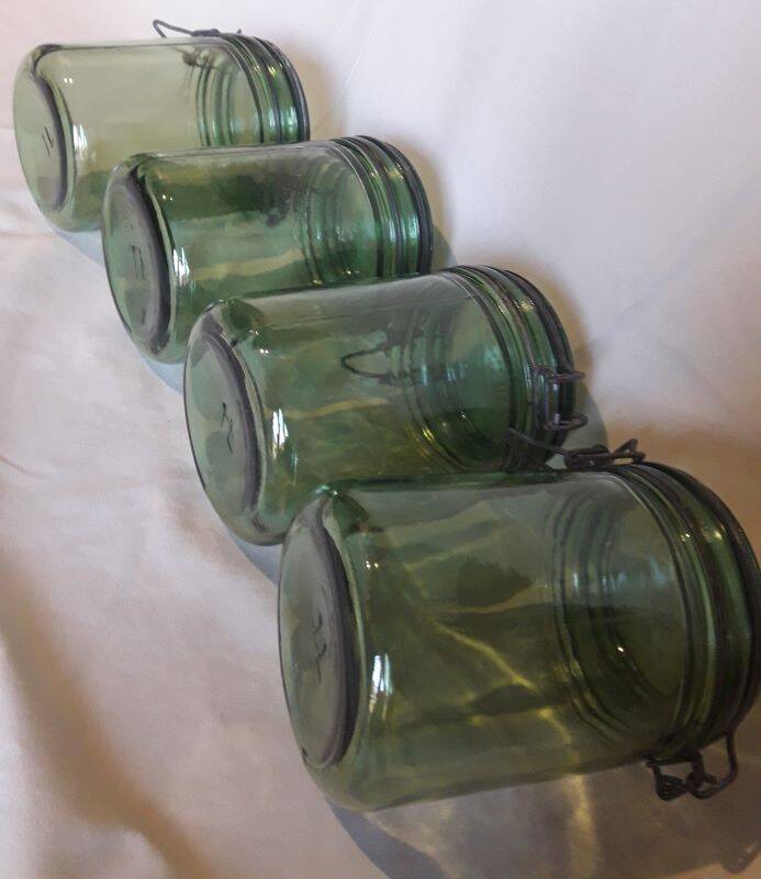 4 identical 1l green solidex jars