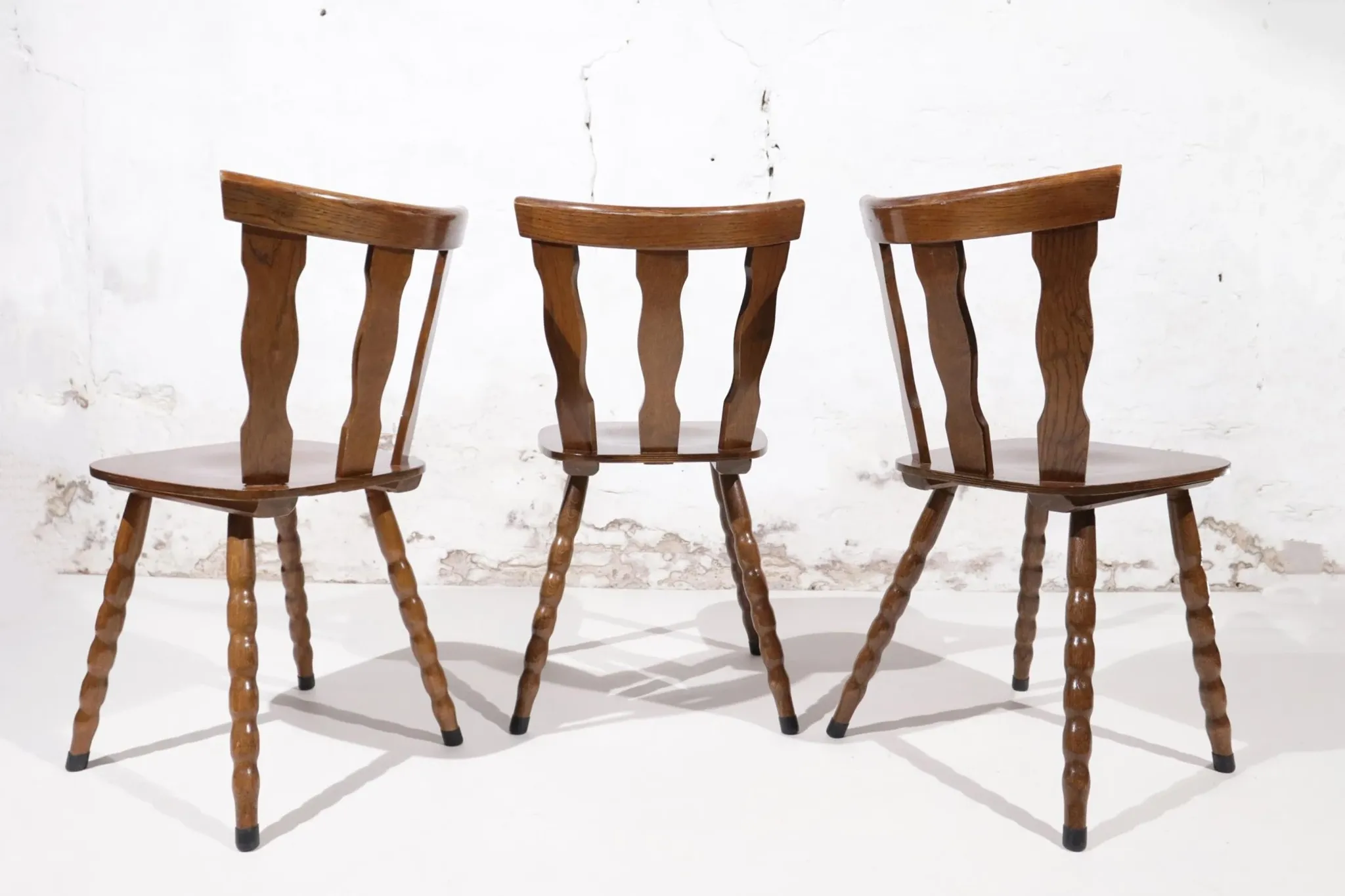 Set of 3 brutalist chairs with arched cut-outs and turned legs