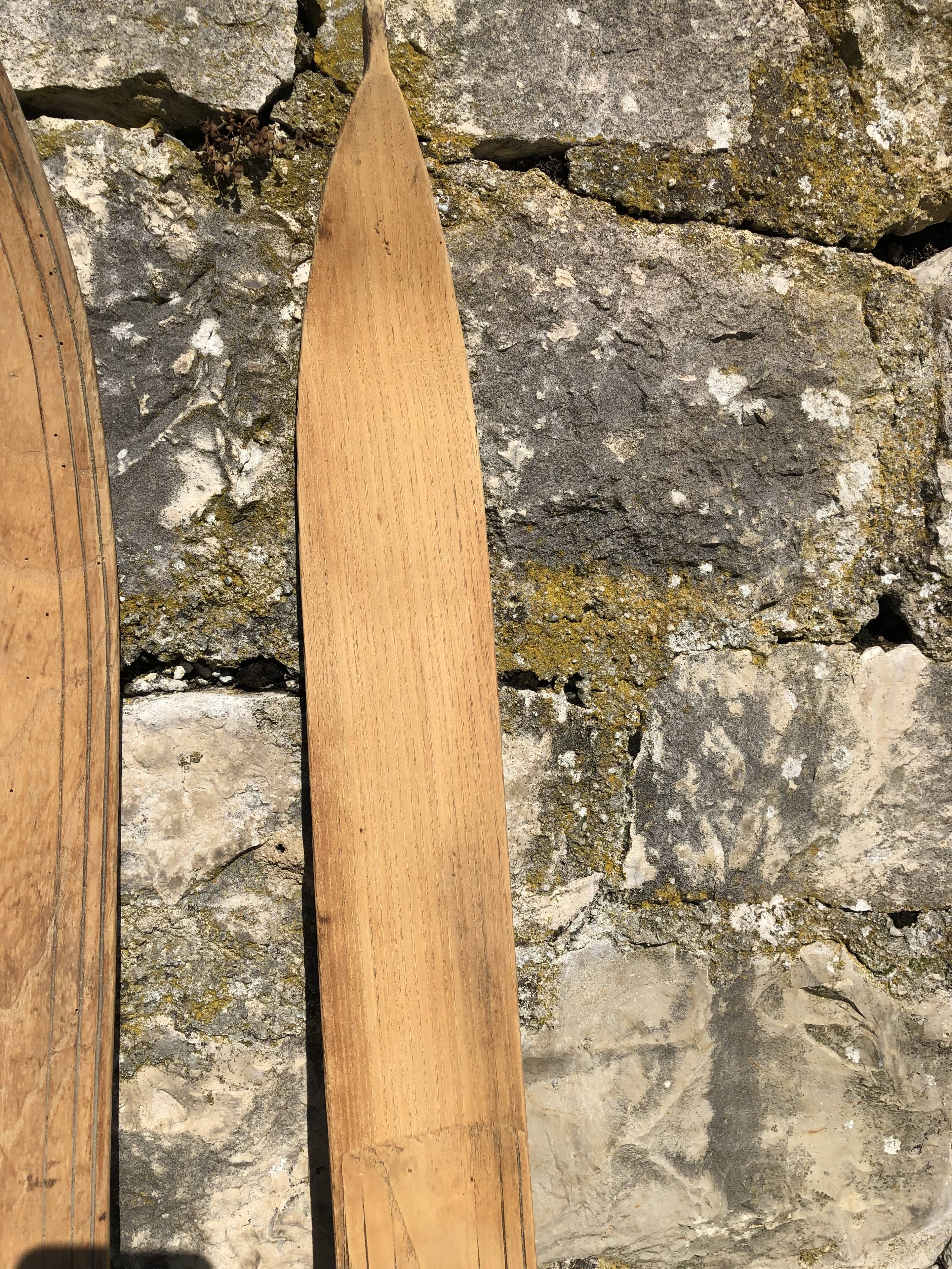 Paire de skis en bois vintage