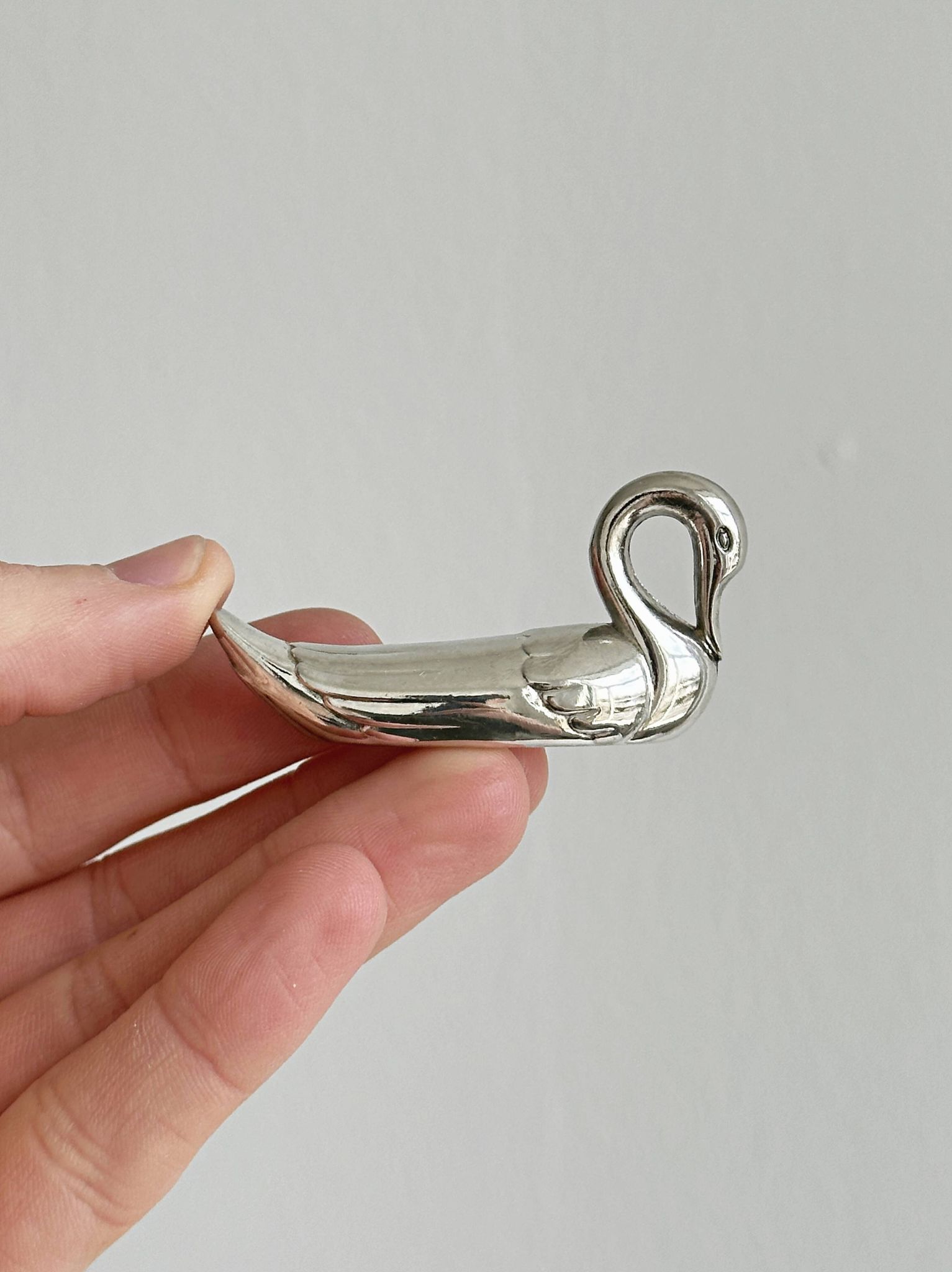 set of 6 metal knife holders in the shape of a swan,