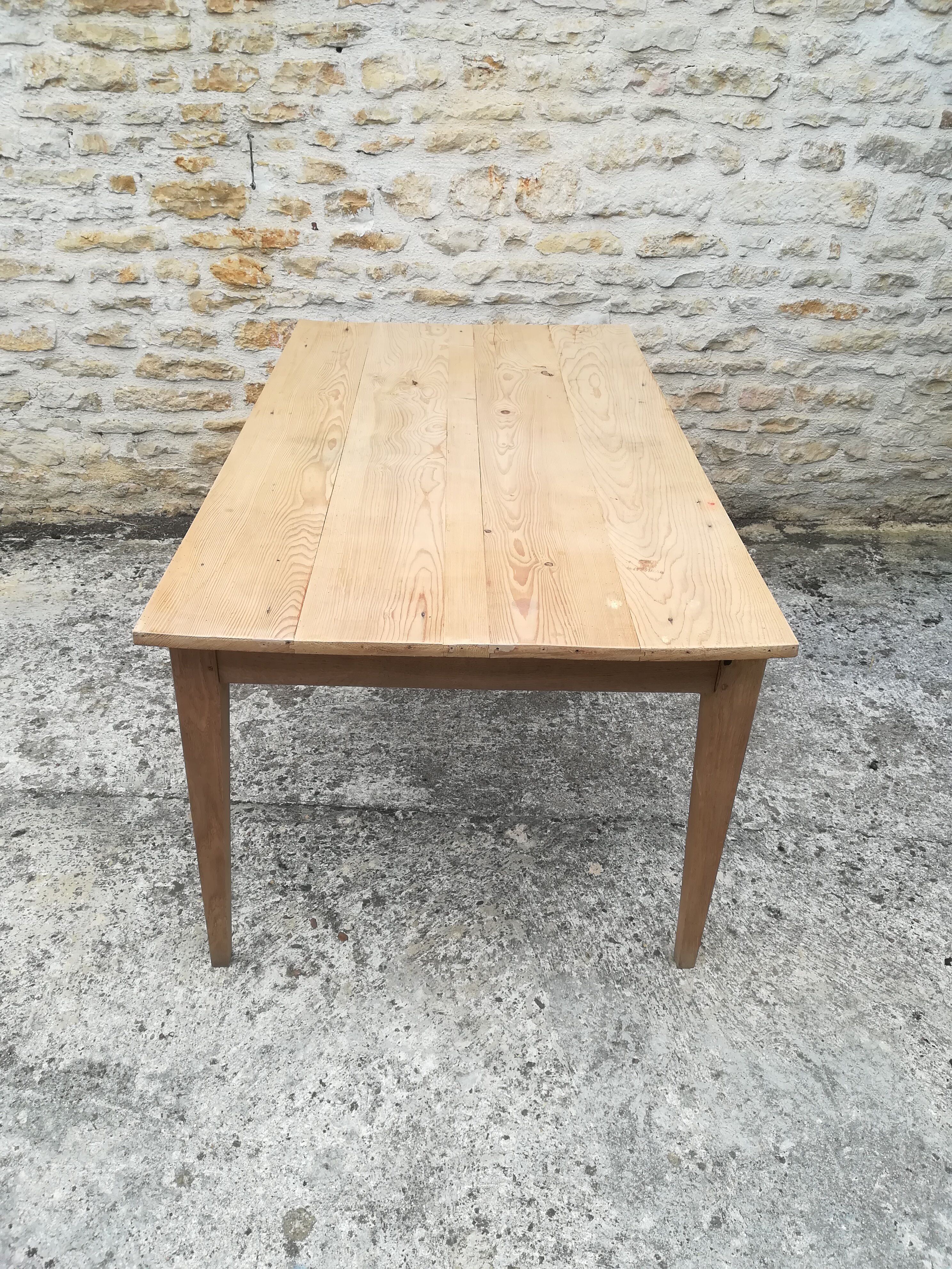 Closing table a drawer