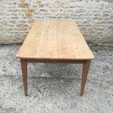 Closing table a drawer