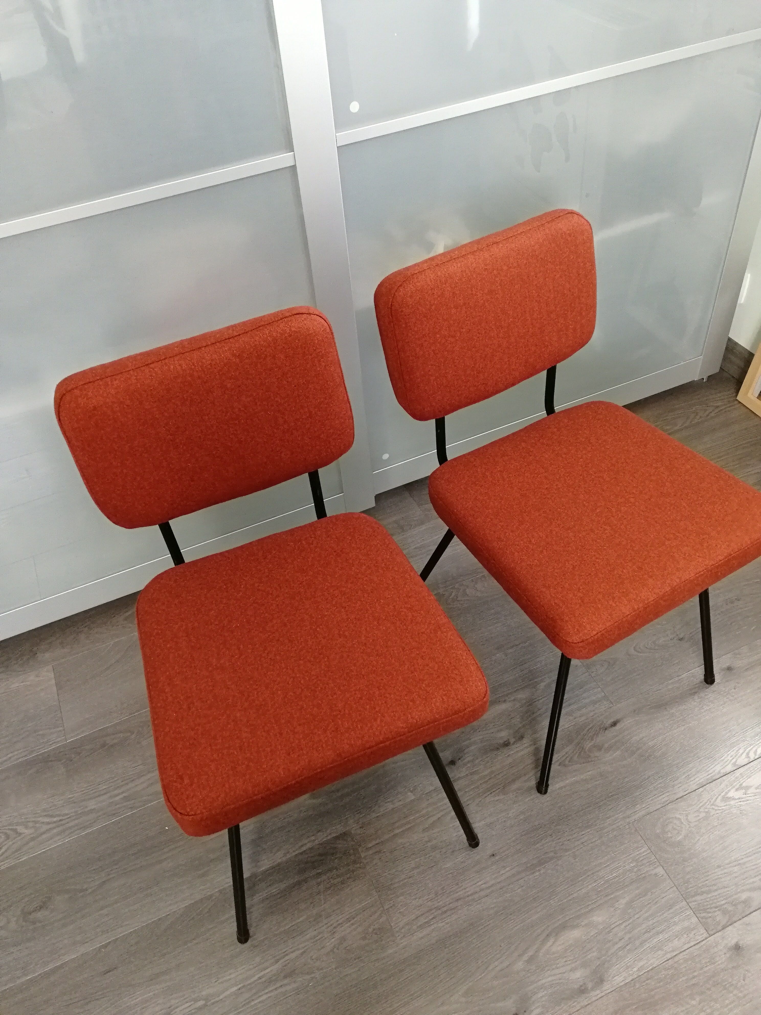Paire de chaises C57 par Paul Geoffroy édition Airborne
