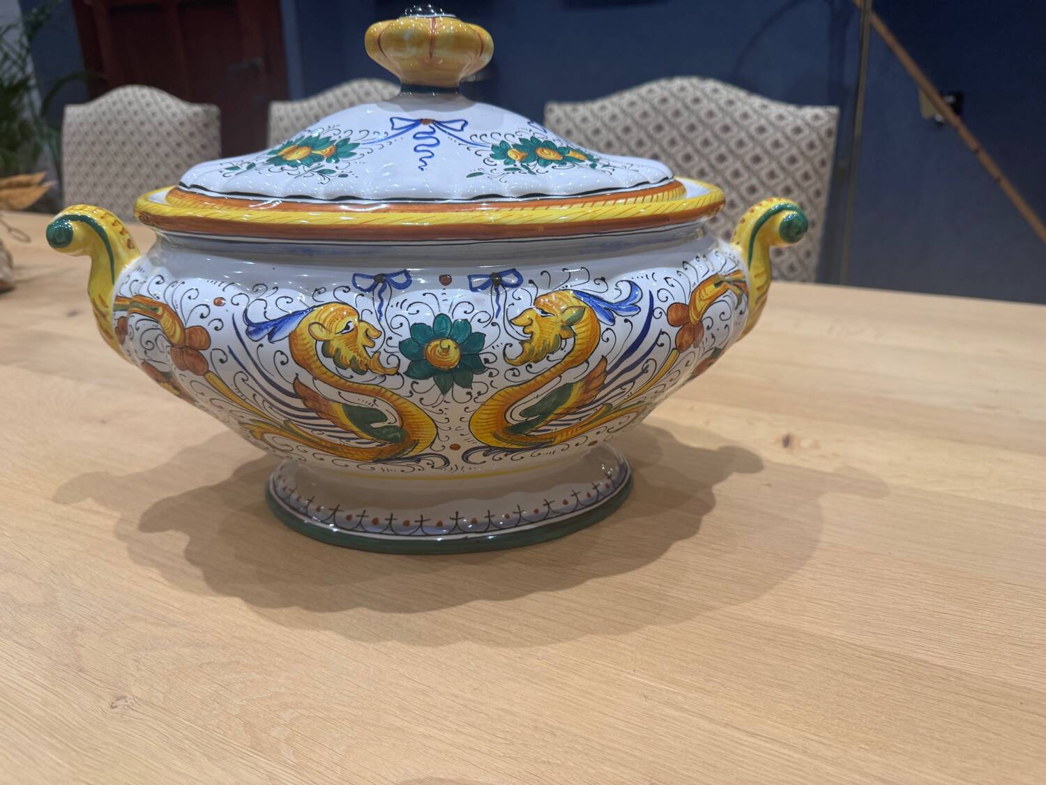 Hand-painted faience soup tureen from Deruta – Italy