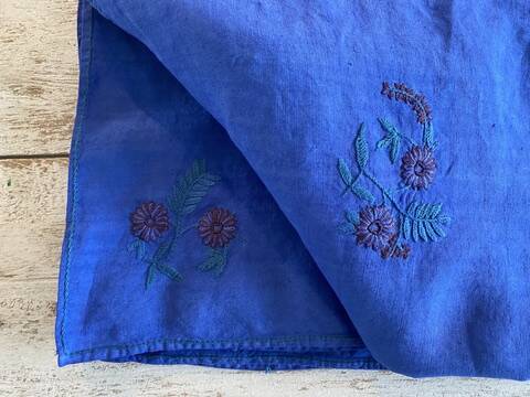 Vintage hand-embroidered tablecloth, floral patterns - Ocean blue - Linen - 160x155 cm