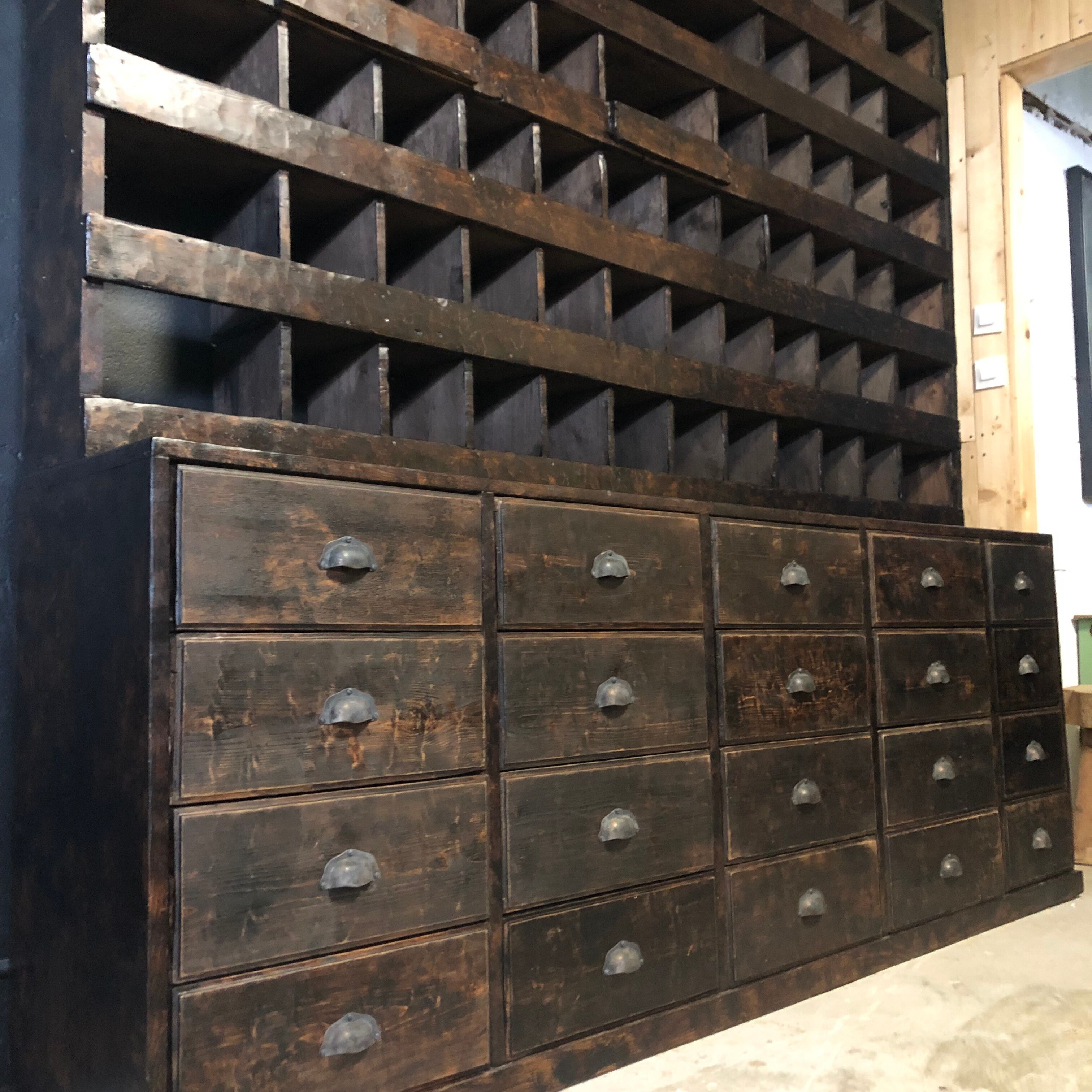 Meuble de métier à tiroirs et casiers