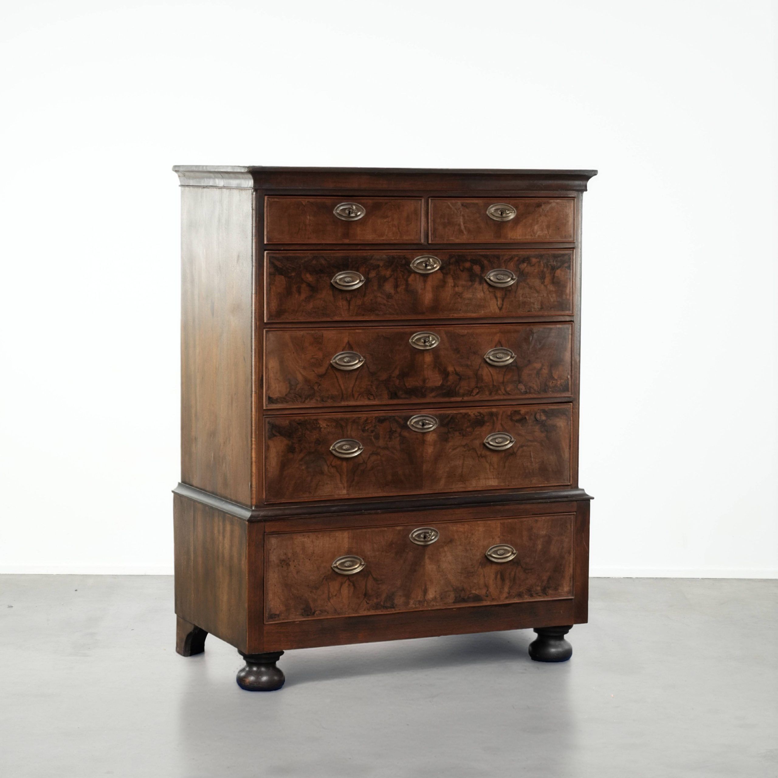 Large antique English oak double chest of drawers from the 18th century