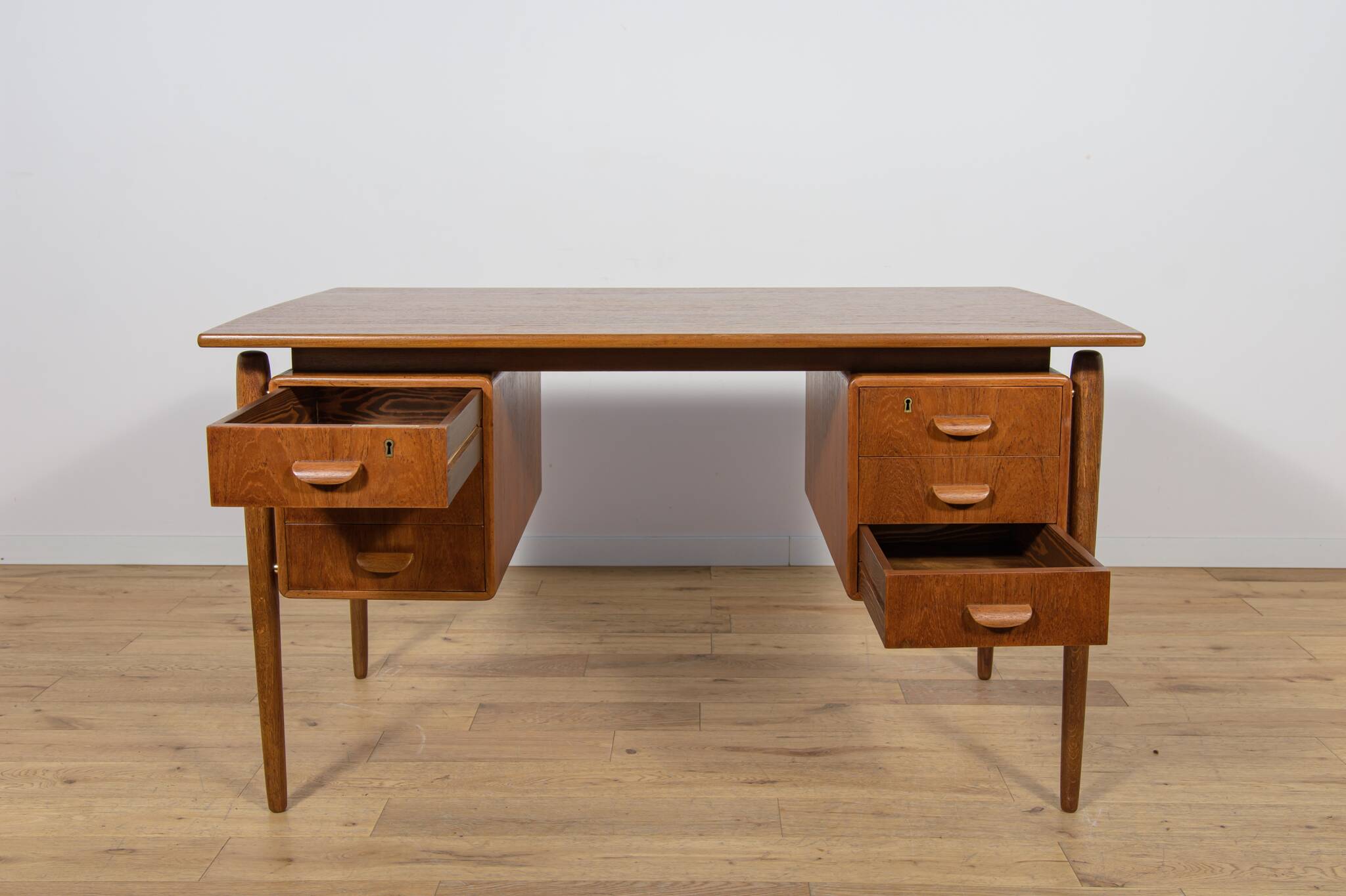 Bureau en teck autoportant de style moderne du milieu du XXe siècle, Danemark, années 1960