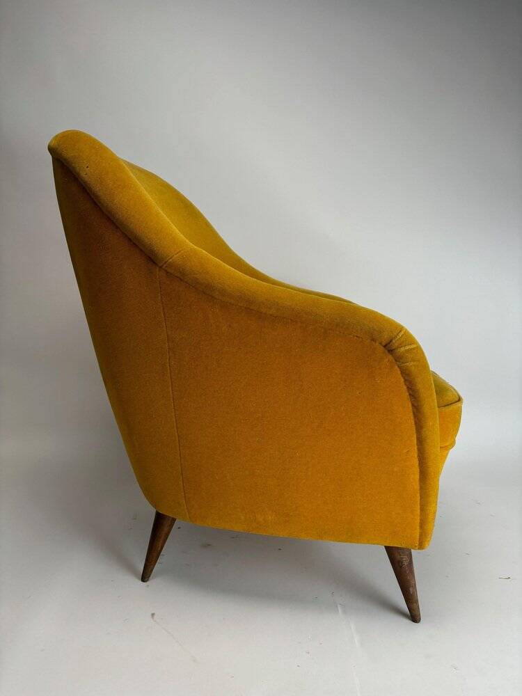 Mid-Century Italian Velvet Armchair in the style of Gio Ponti Style, 1950s