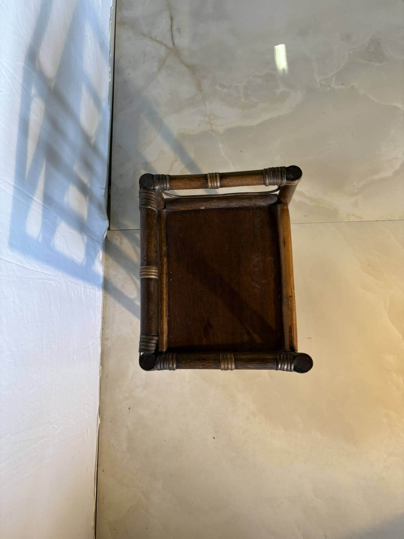 Étagère vintage en rotin et bois foncé à trois niveaux