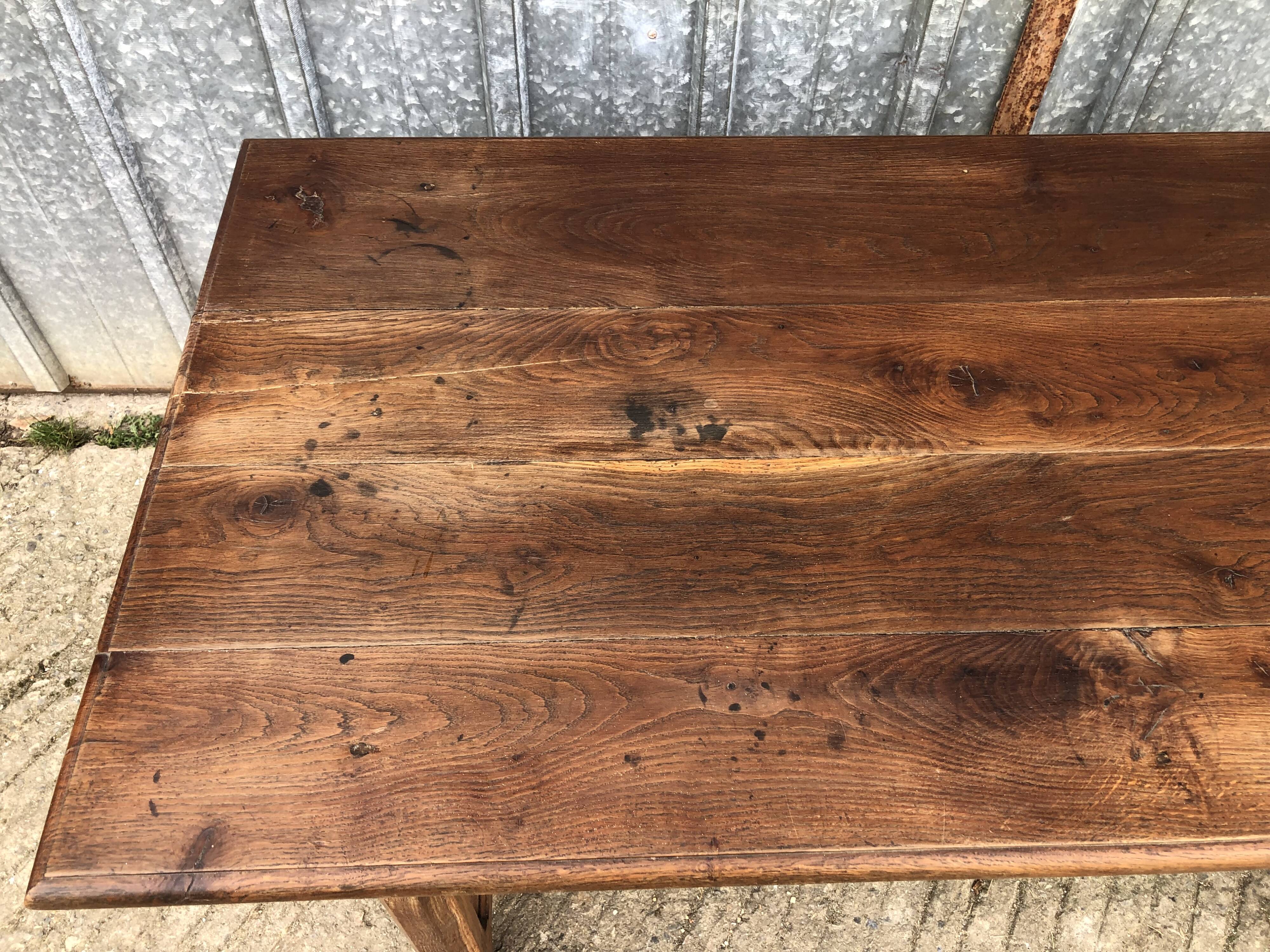 Table ancienne à barre à chat en chêne massif avec 2 tiroirs de face.