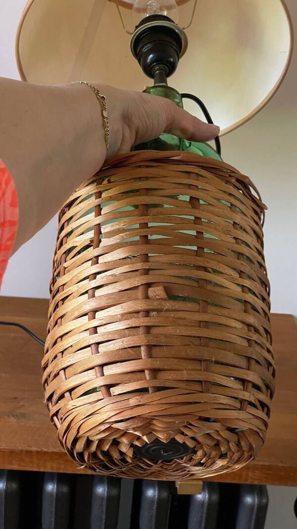 Lampe Dame-jeanne vintage en verre vert et rotin