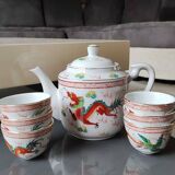 Chinese tea service/Teapot + 6 cups. In fine porcelain. Dragons/Phoenix decor. Feng Shui Rose Family Style. 70s