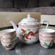 Service à thé Chinois/Théière + 6 tasses. En porcelaine fine. Décor Dragons/Phoenix. Style Famille Rose Feng Shui. Années 70