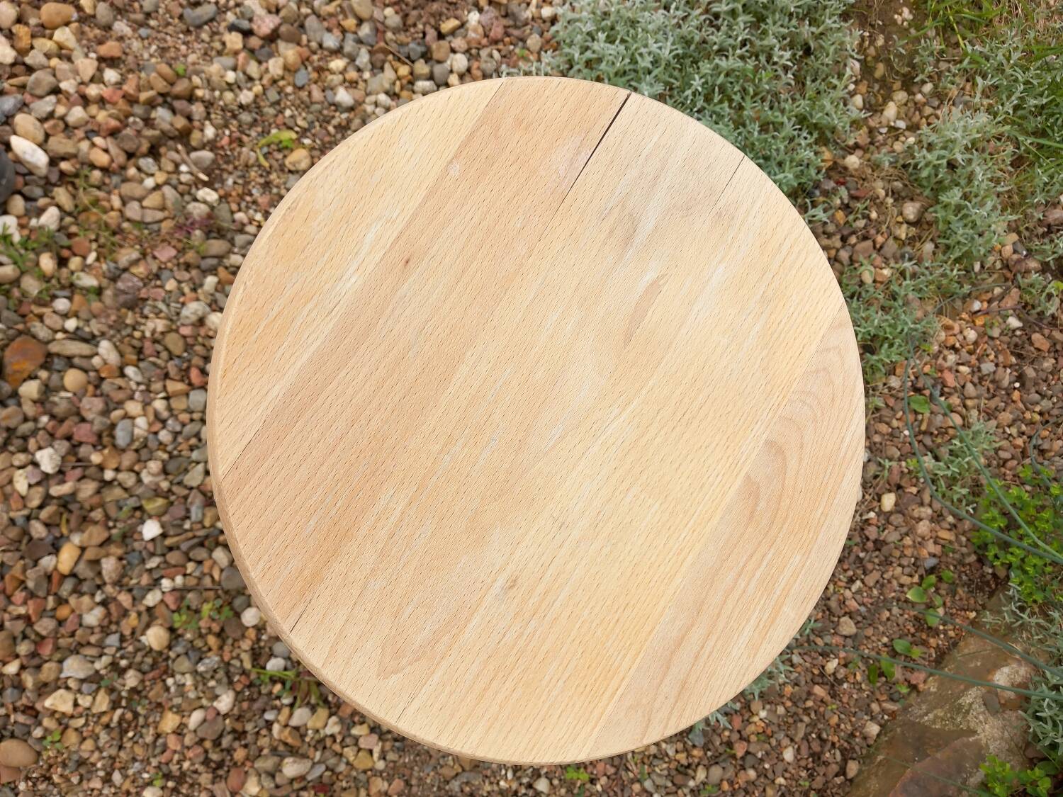 Tripod stool with screw