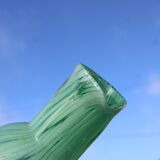 Cruche en verre soufflé vert émeraude – H32 cm x L10 cm