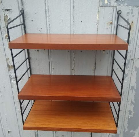 Vintage wall shelf in Ttak veneer and black metal, Nisse Strinning, 60s (2)