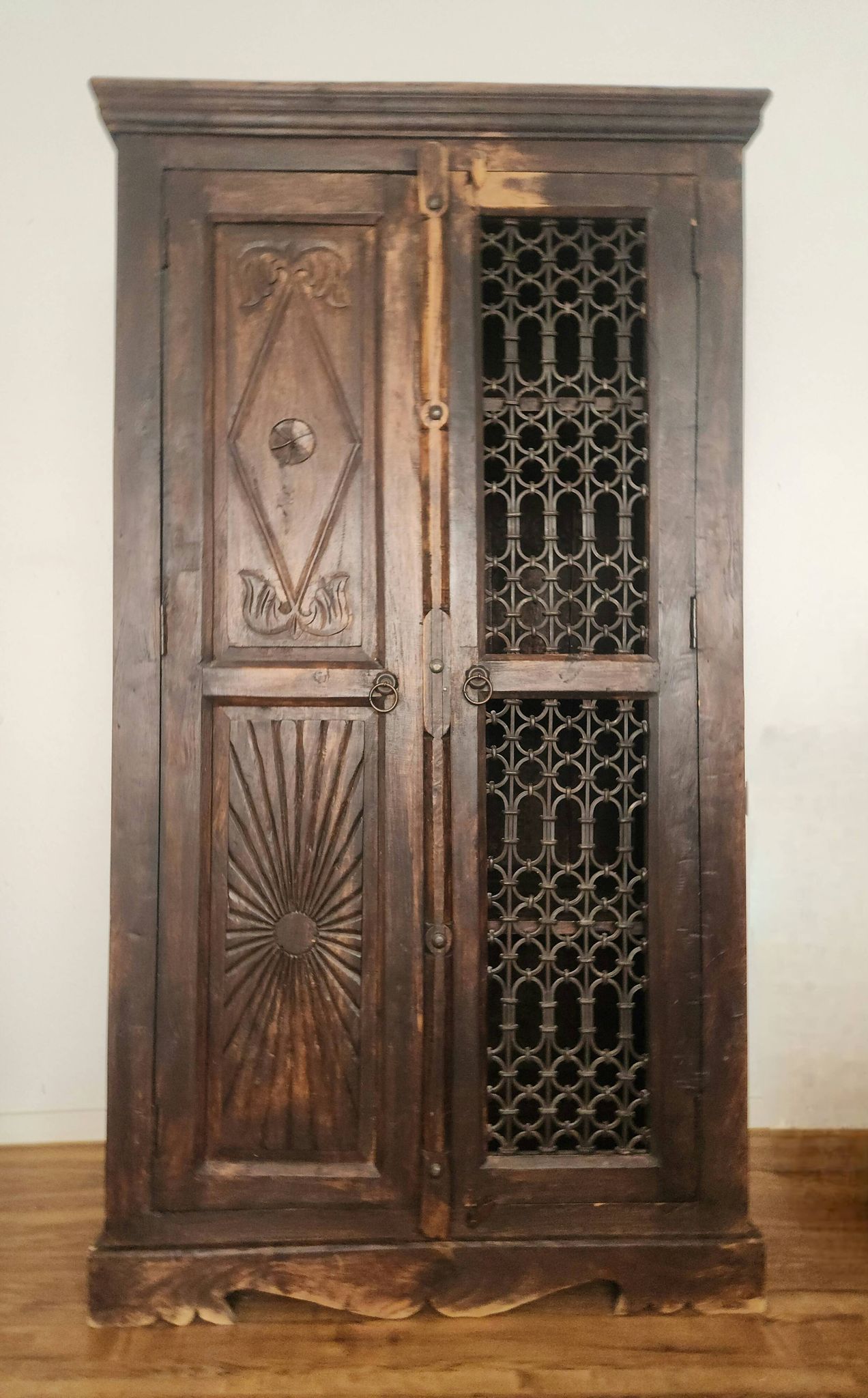 Massiv antik kolonial Schrank geschnitzt Holz Türen Gusseisen Gitter, Bali