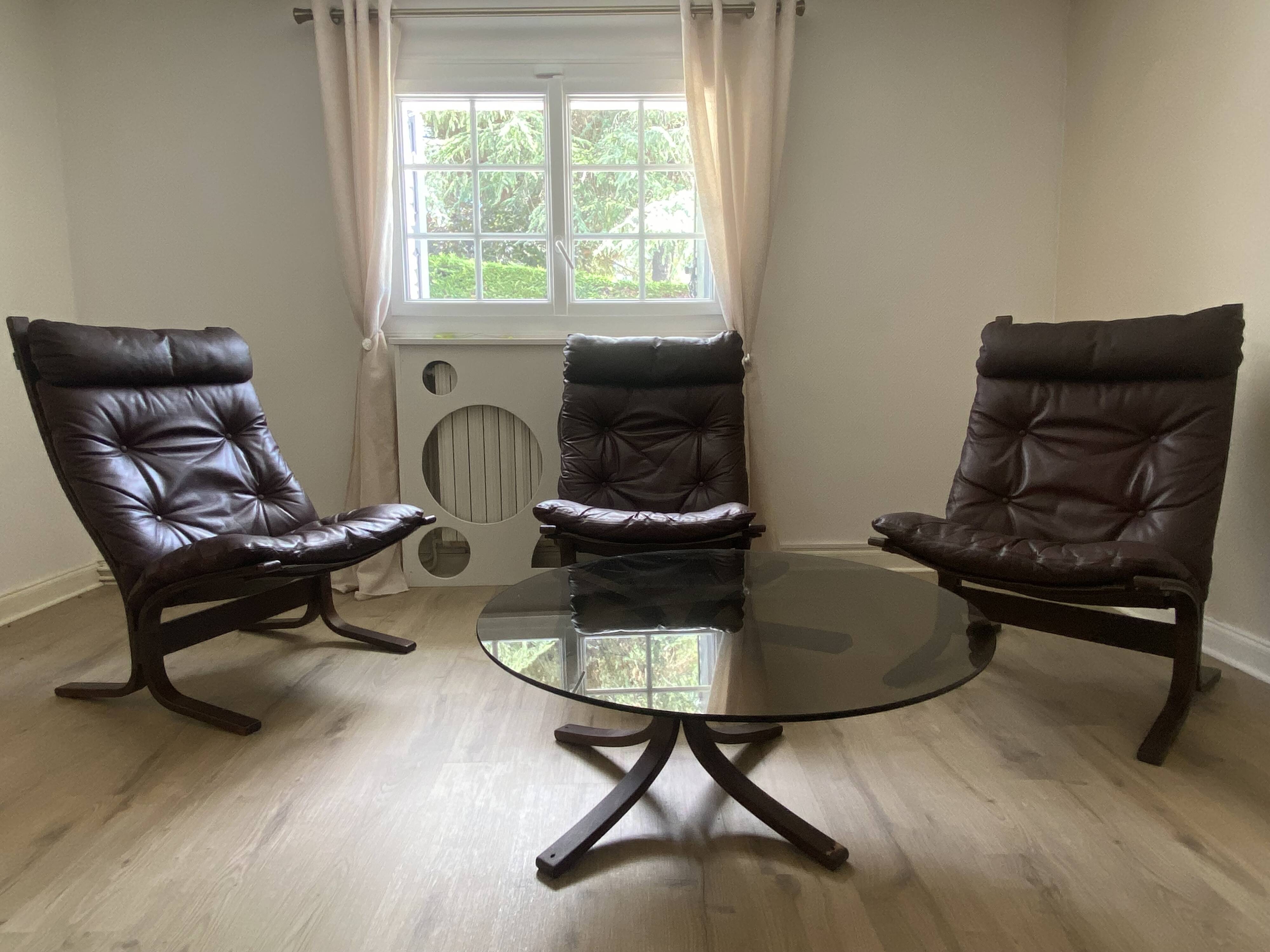Fauteuils du designer norvégien Ingmar Relling. Petite table basse assortie