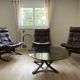 Fauteuils du designer norvégien Ingmar Relling. Petite table basse assortie