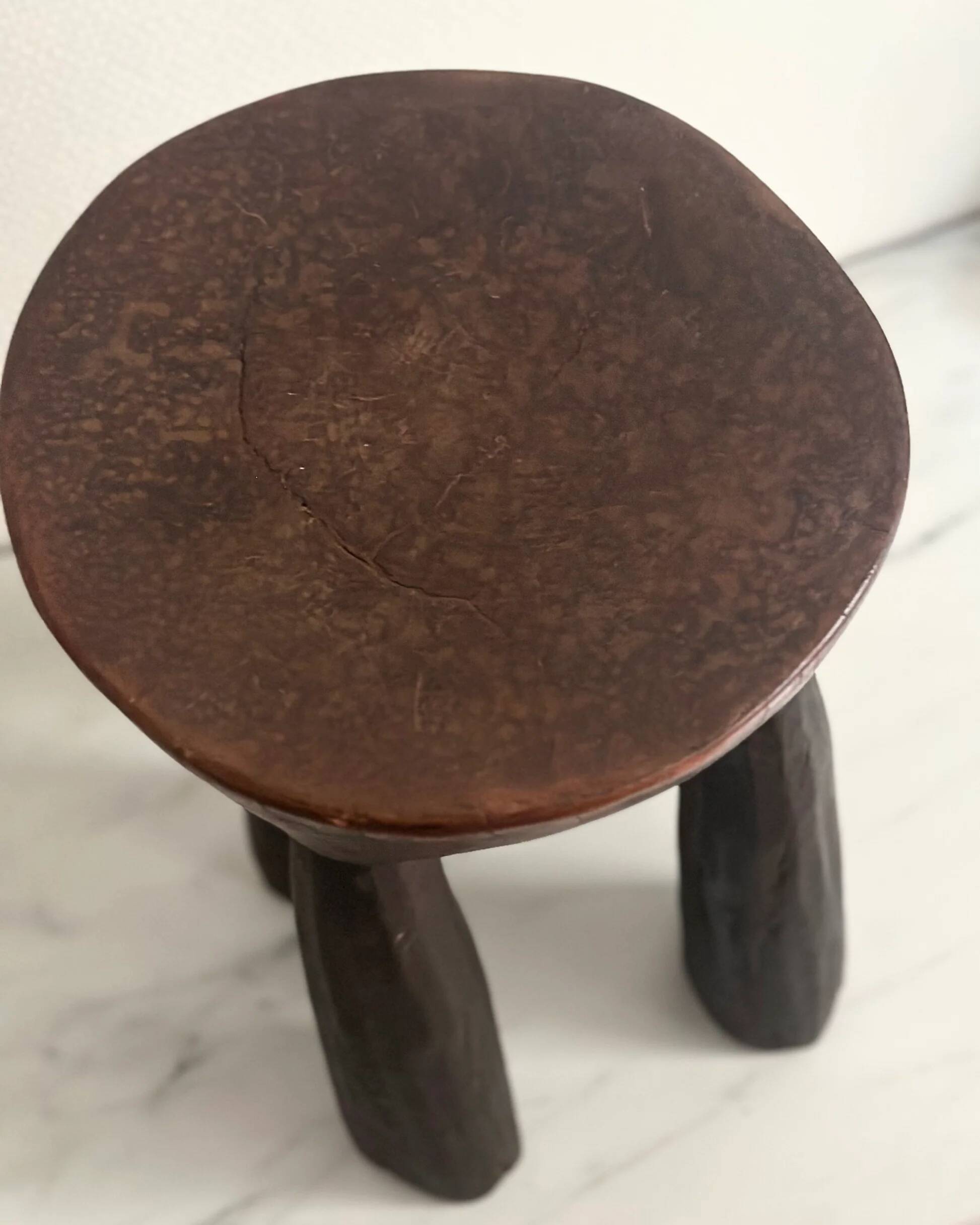 Tabouret tripode en bois sculpté, art sénoufo