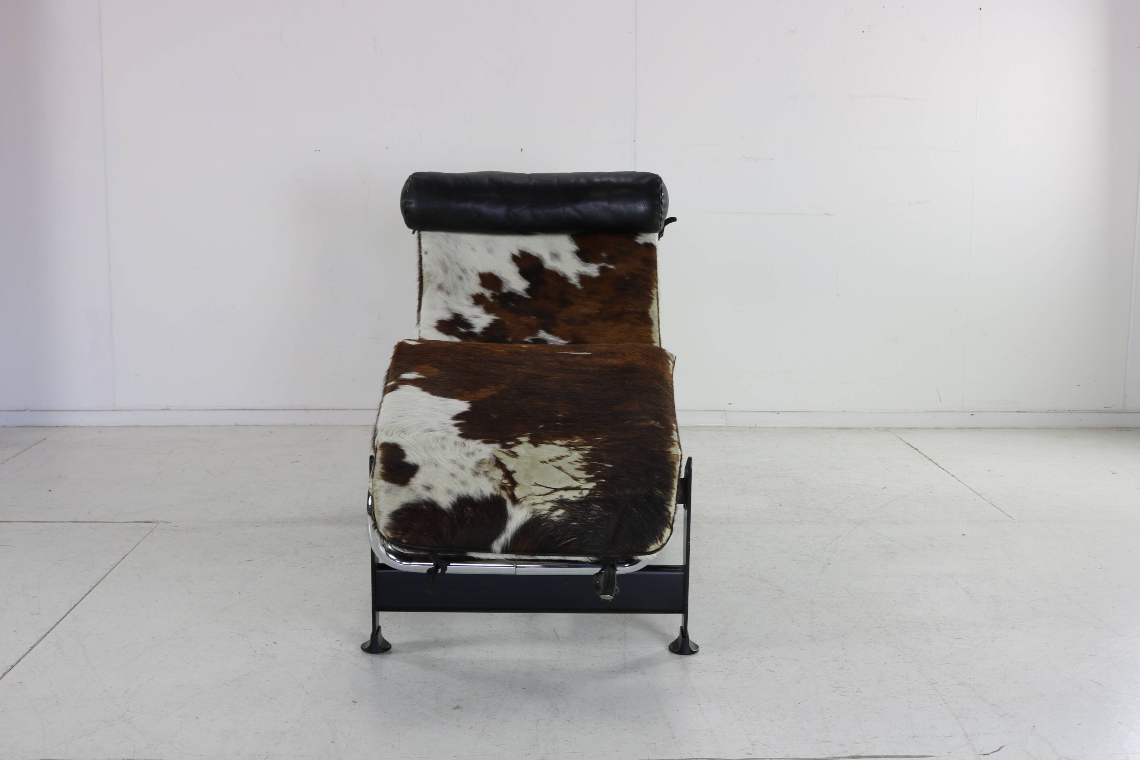 Design icon chair design the LC chaise longue by Le Corbusier