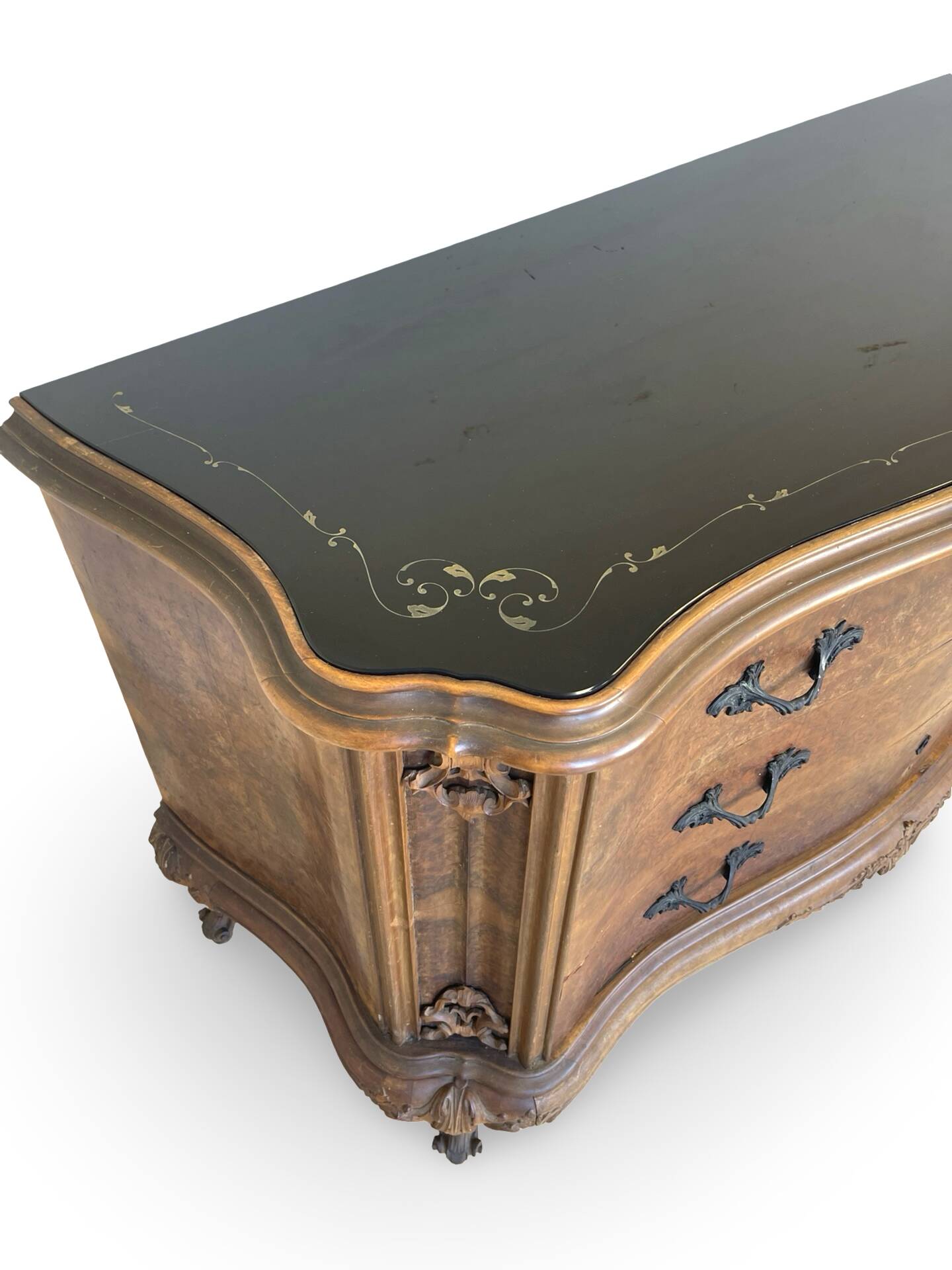 Elegant Italian Louis XV style commode, circa 1940.