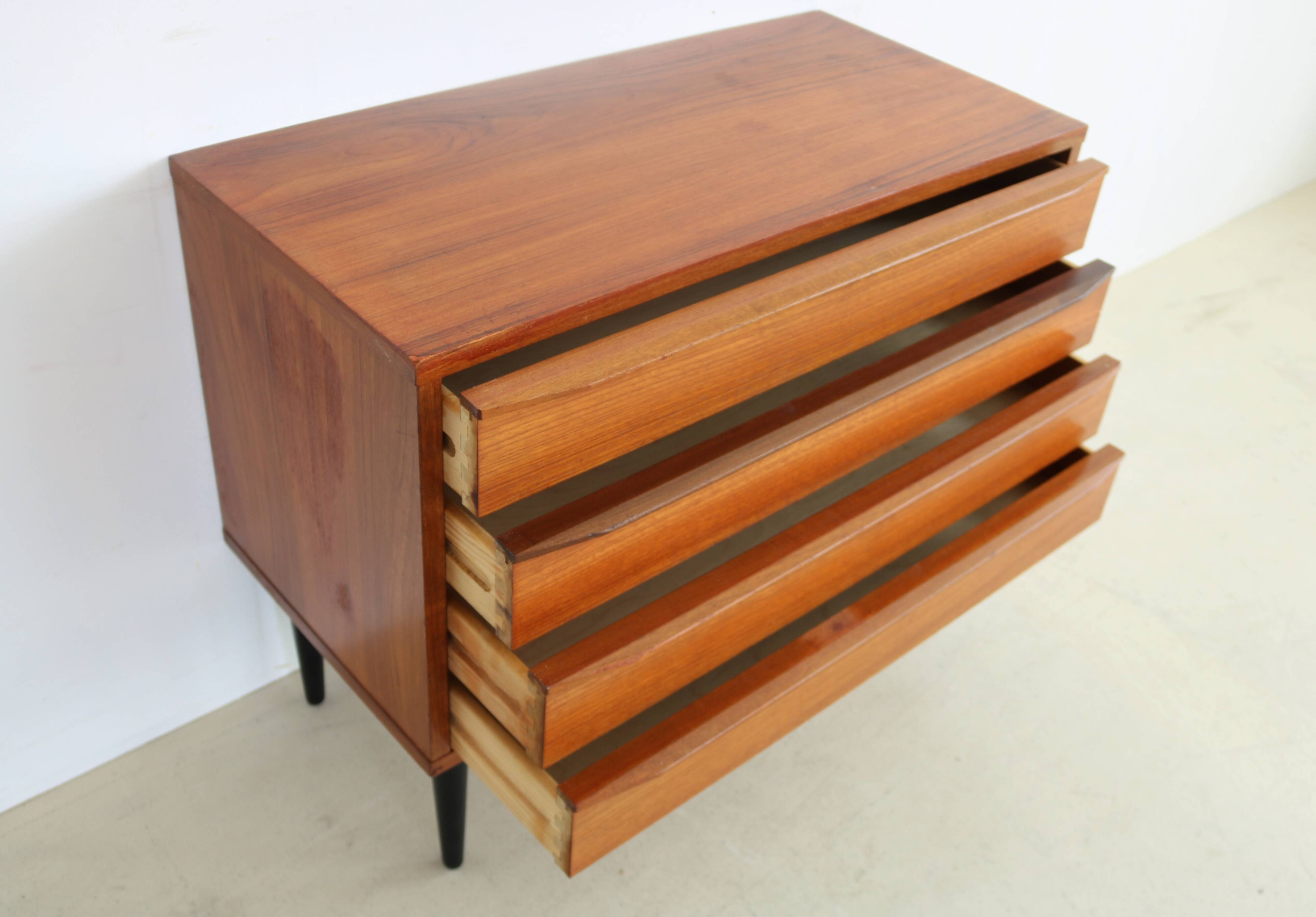 Commode en teck vintage