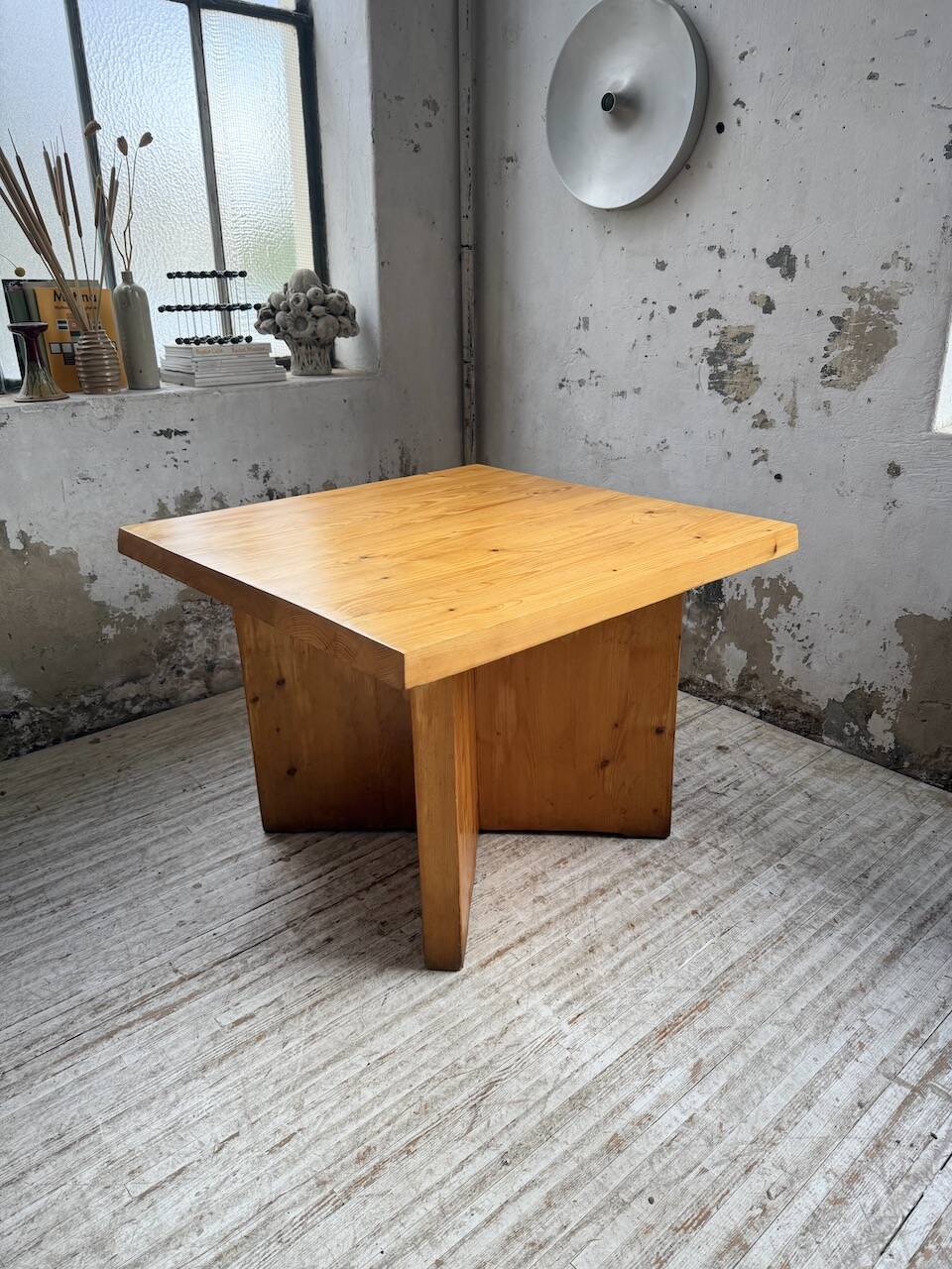 Table carrée moderniste en pin massif, années 50