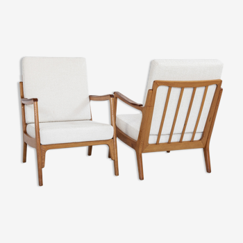 Midcentury Danish pair of easy chairs in oak and teak with white fabric 1960s