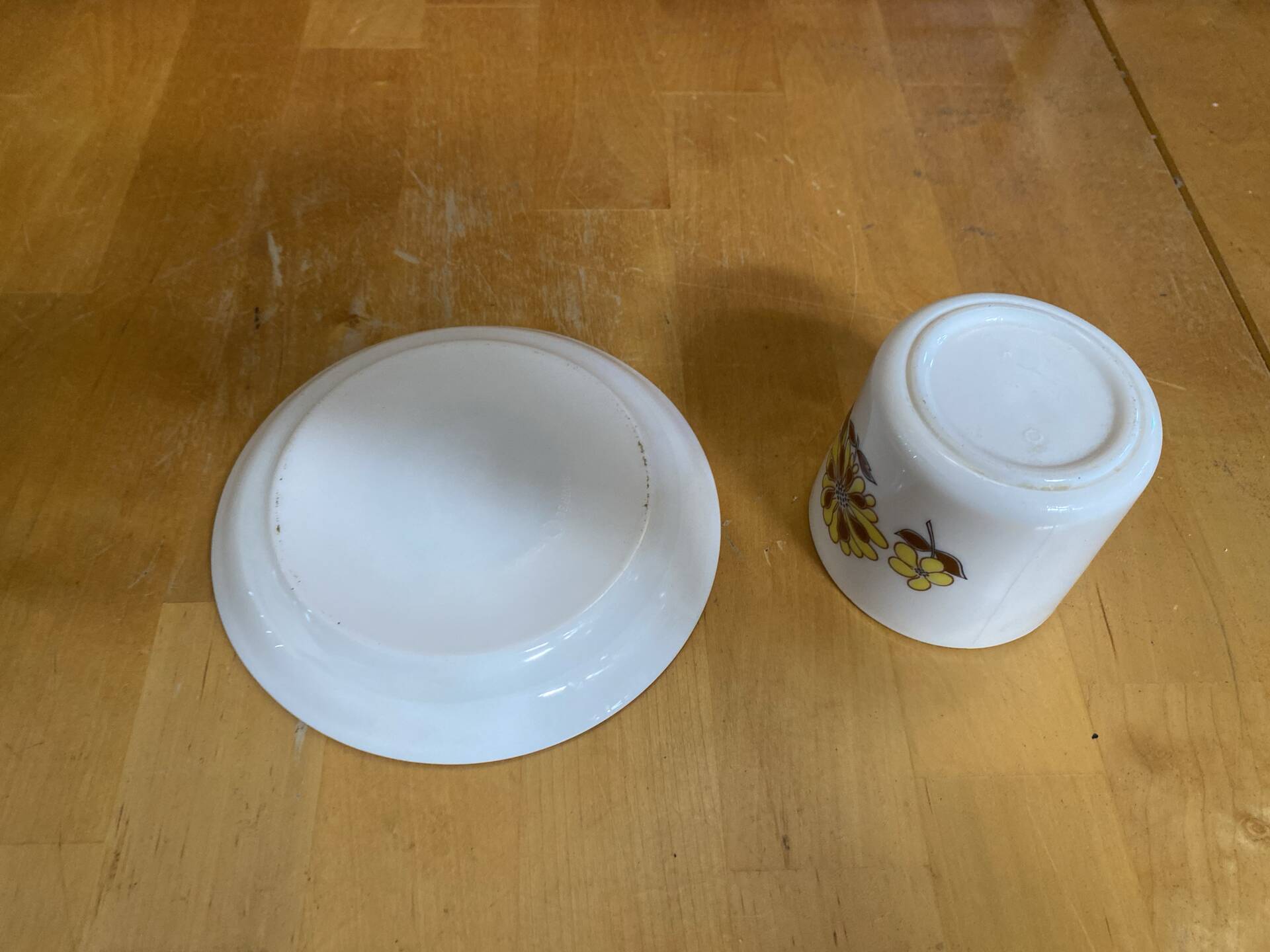 Series 8 cups & saucers sovirel white ceramic flower power fr