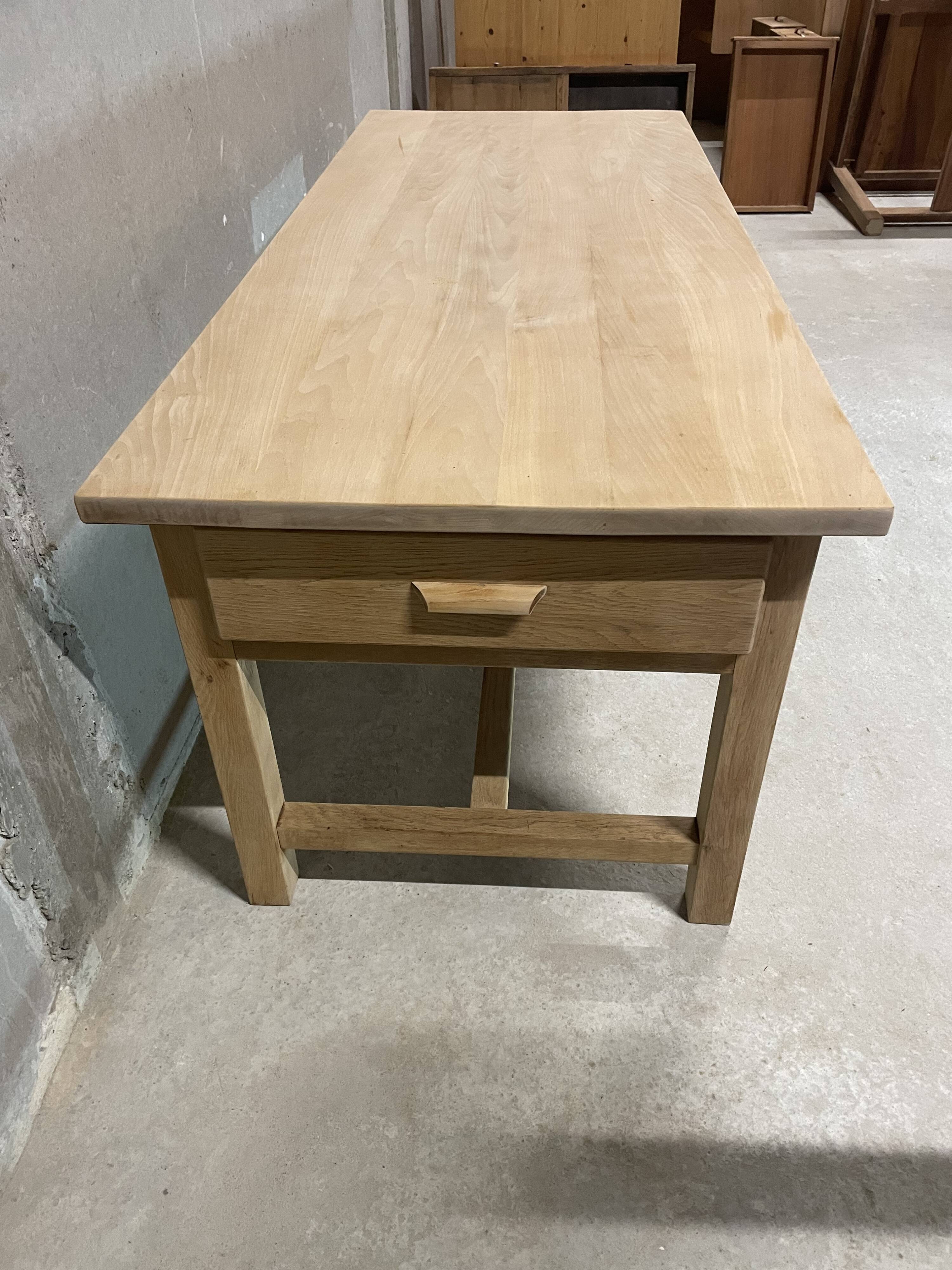 Large farmhouse table in solid wood – sturdy and welcoming