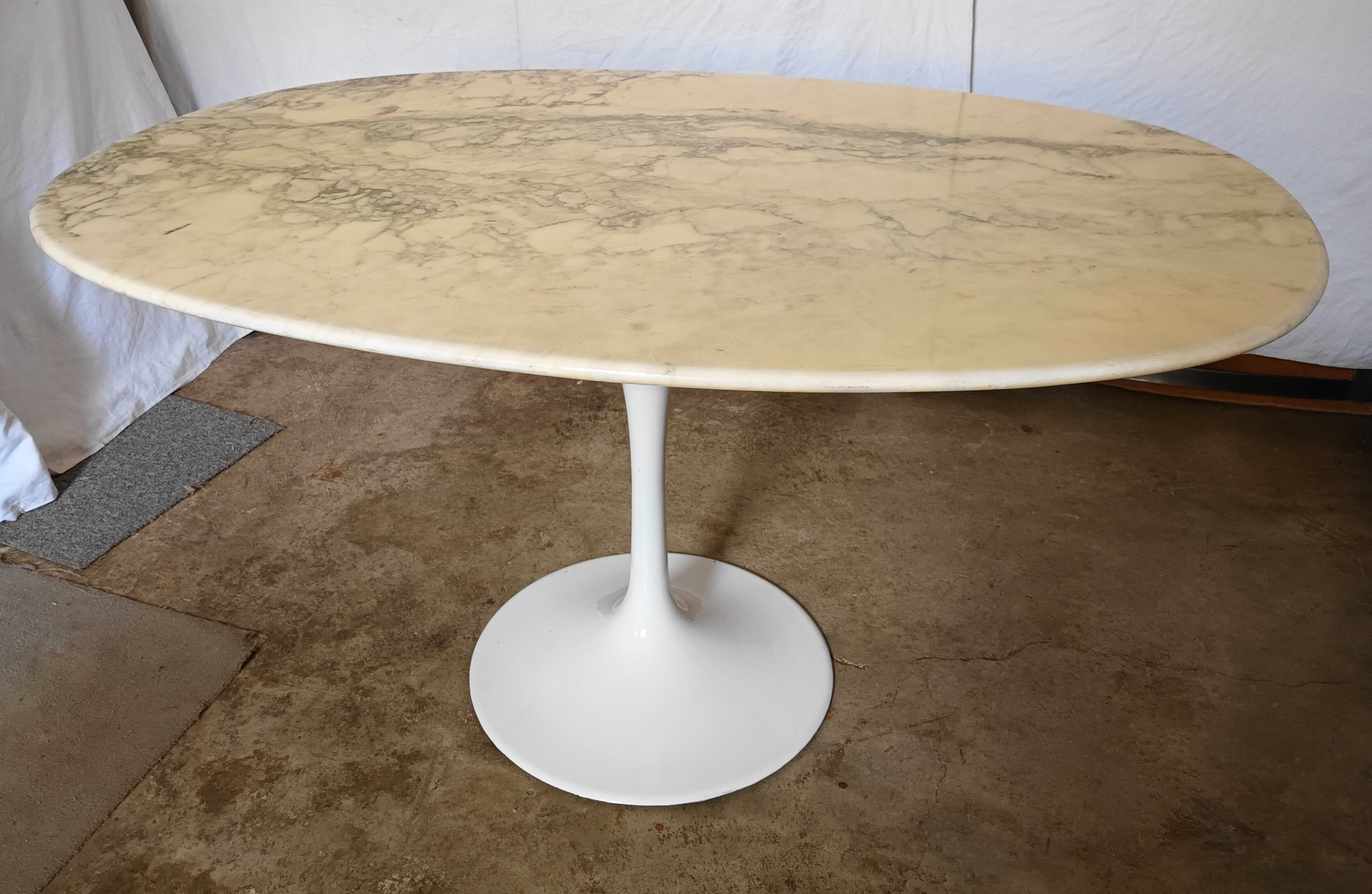 Table ovale dessus marbre pied tulipe des années 70