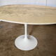 Table ovale dessus marbre pied tulipe des années 70