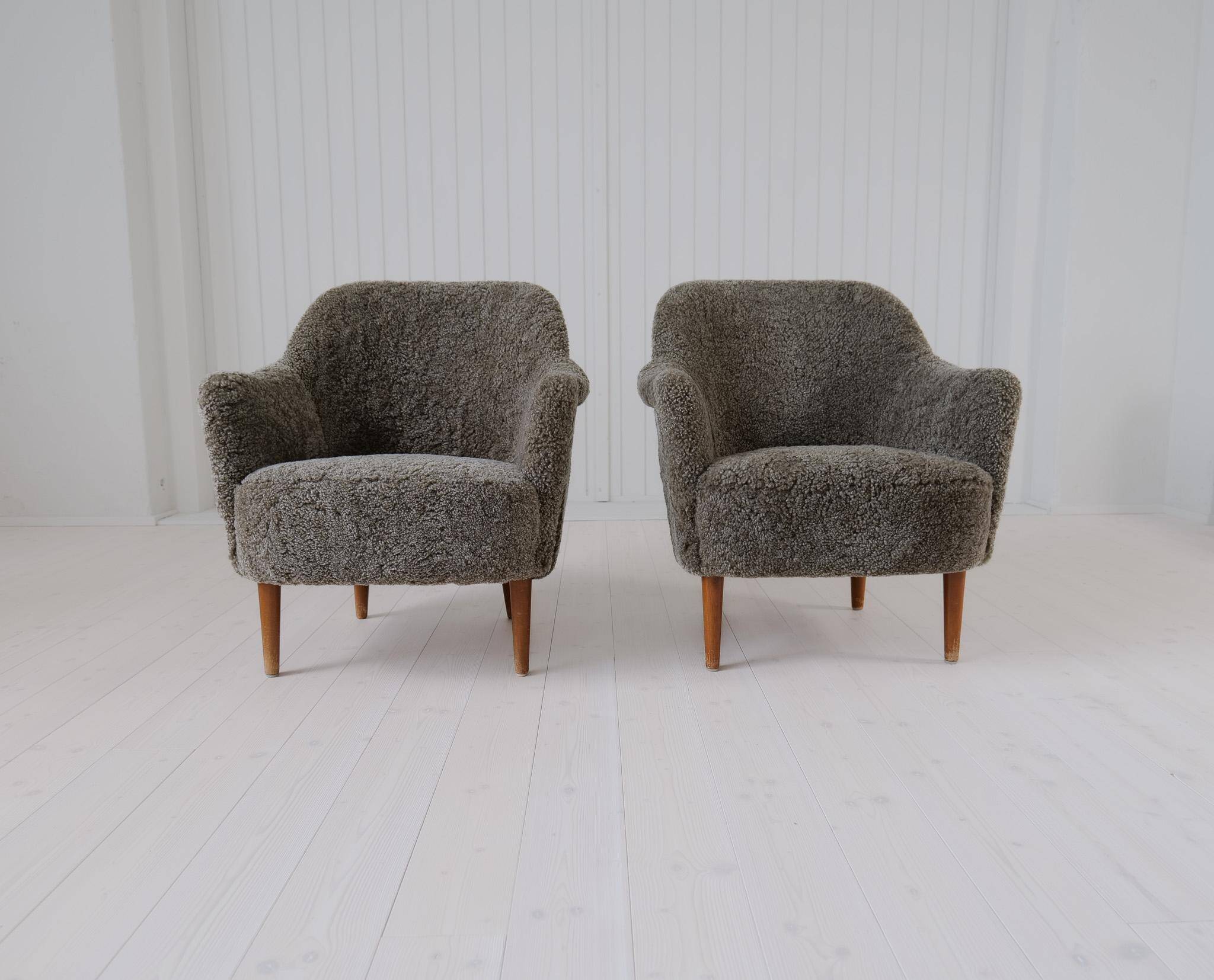 Samspel lounge chairs in sheepskin/mouton modernist mid-century by Carl Malmsten.