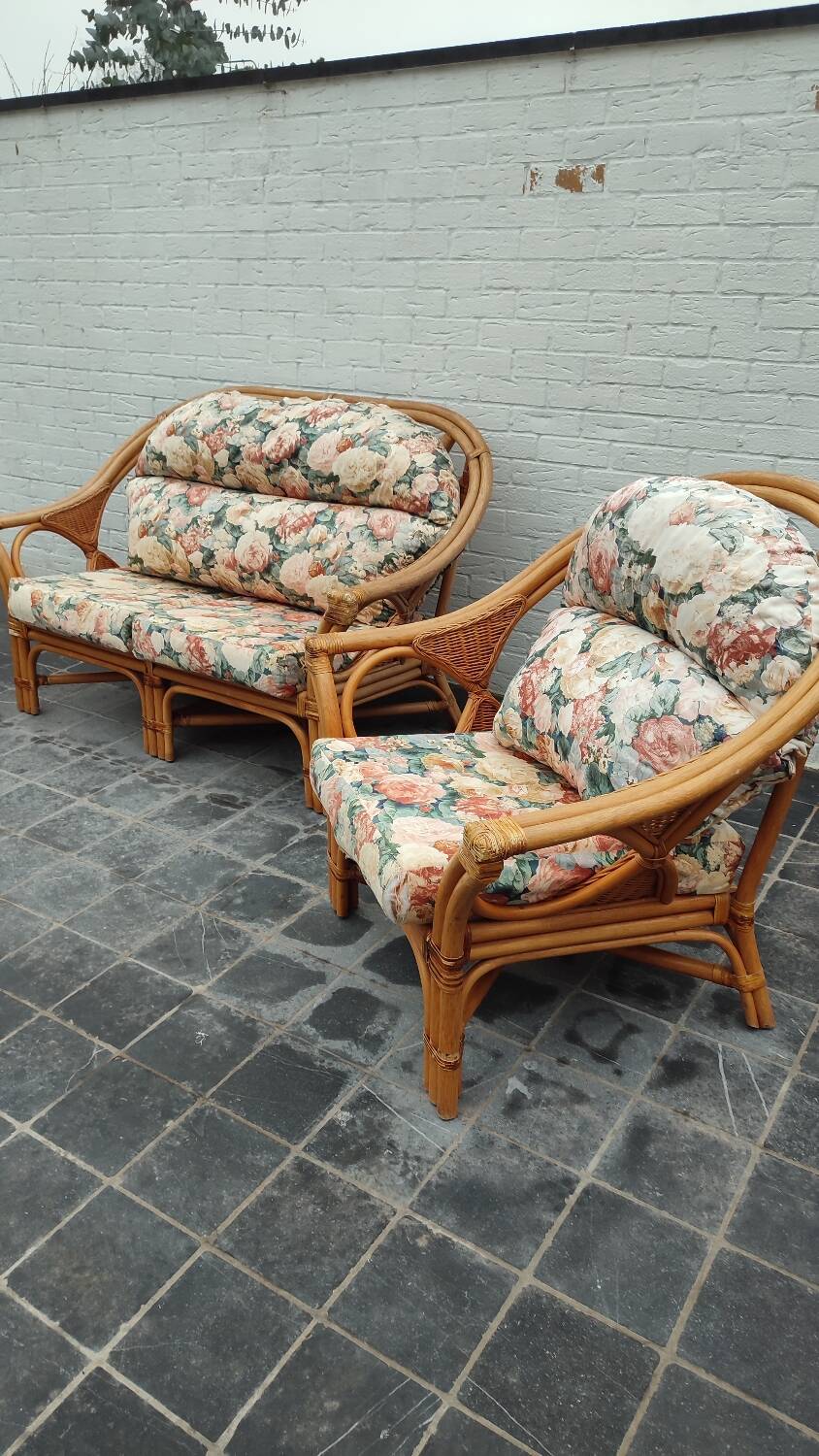 Set of 2 rattan armchairs with a bench.