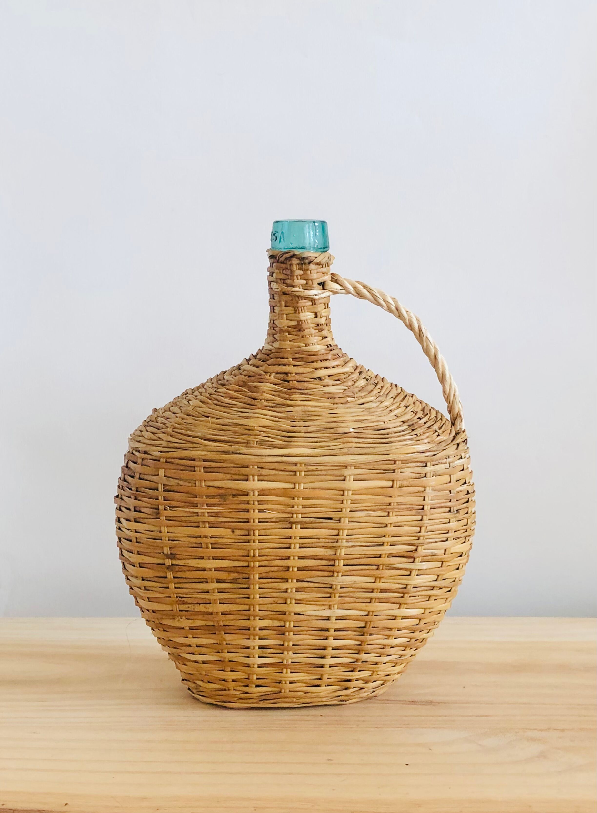 Viresa bottle in glass and wicker