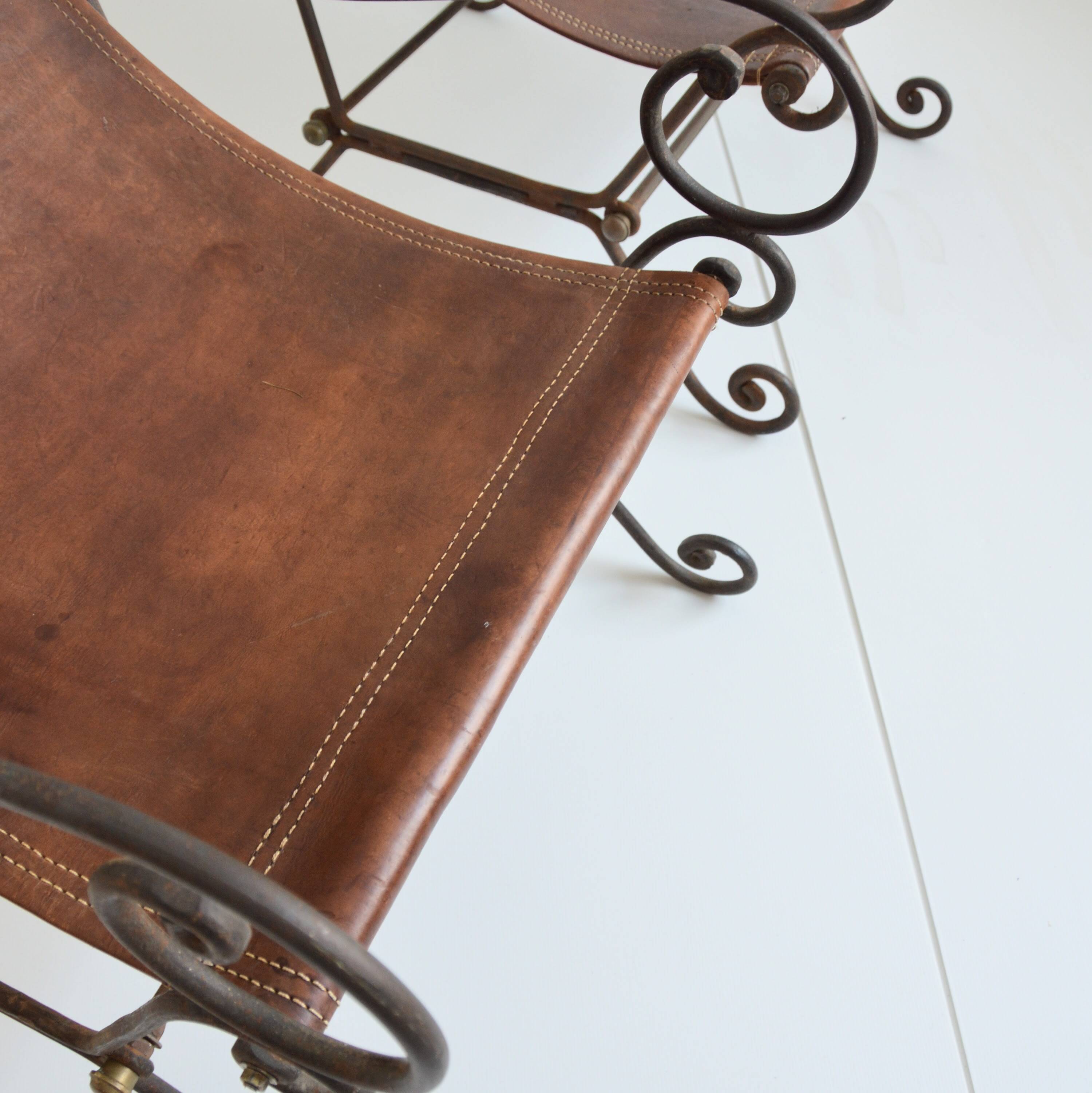 Paire de fauteuils en fer forgé et cuir vintage
