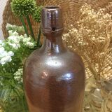 Bouteille en grès vernissé marron