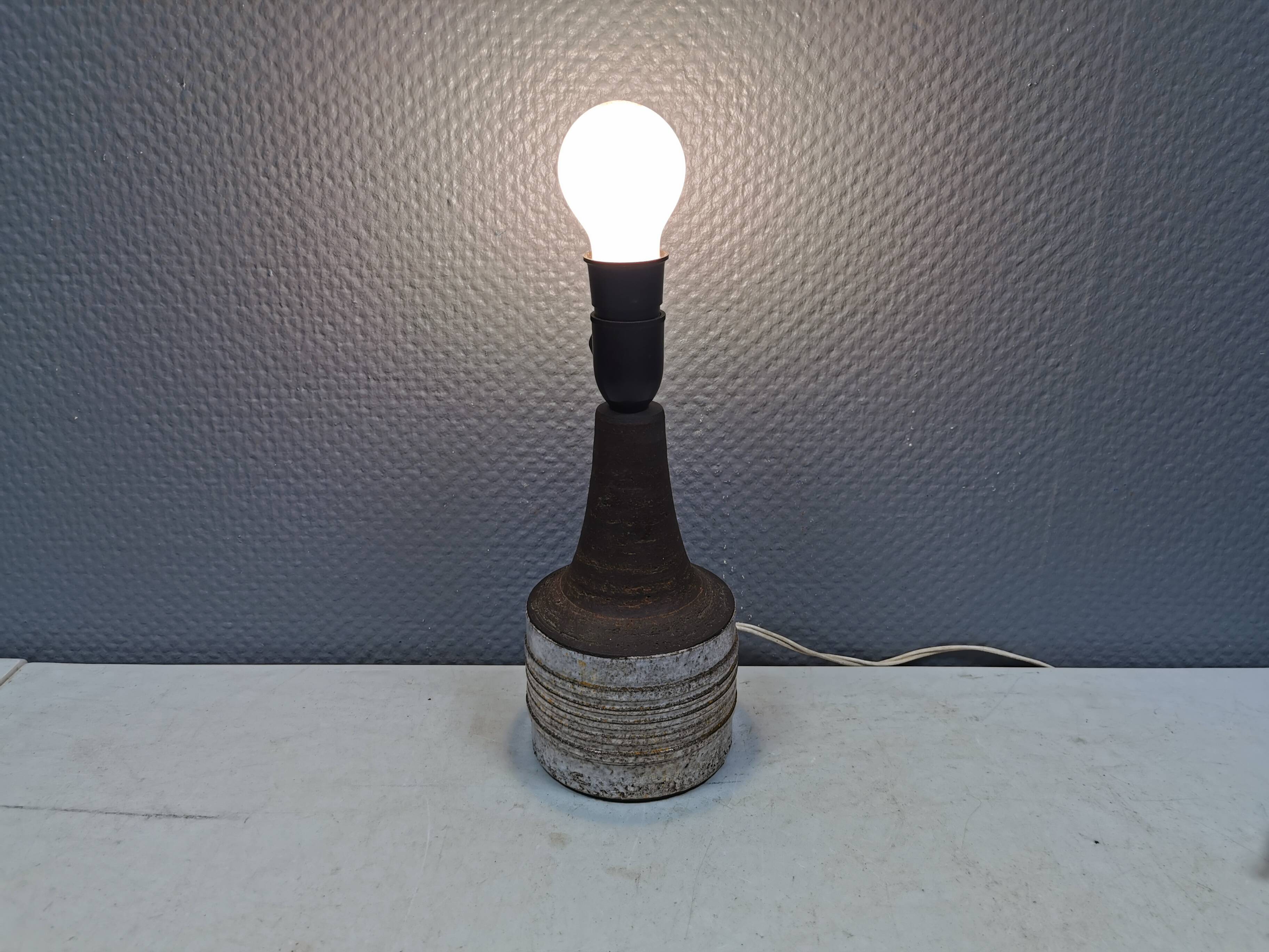 Ceramic table lamp, Danish, from the 1970s-80s. In earth tones.