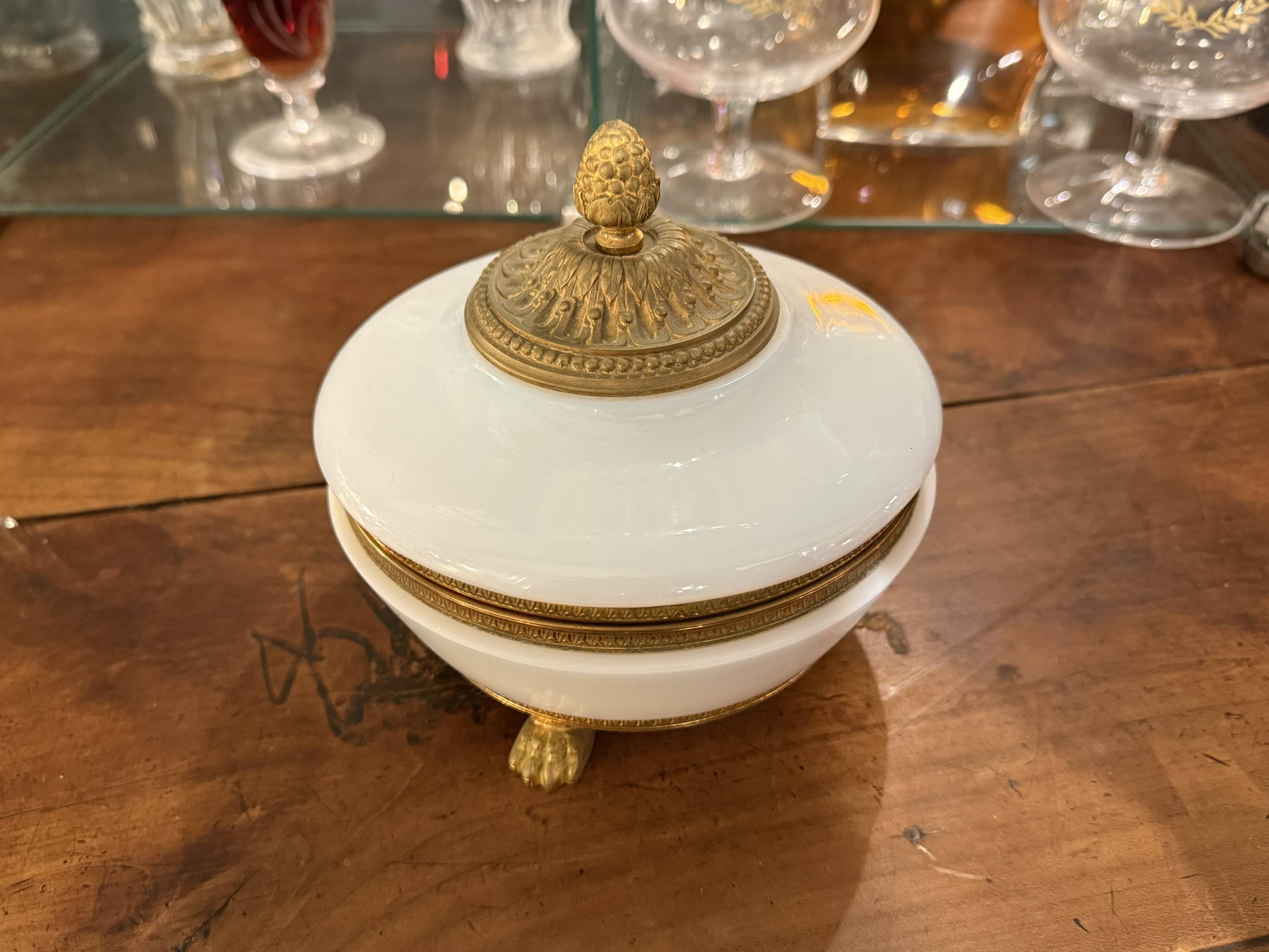 Opaline bonbonnière