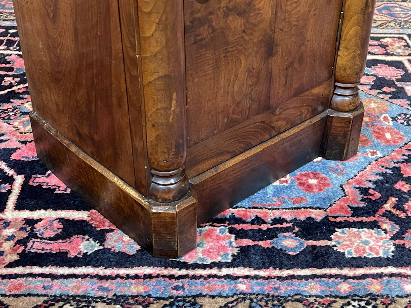 Chevet 19ème en noyer