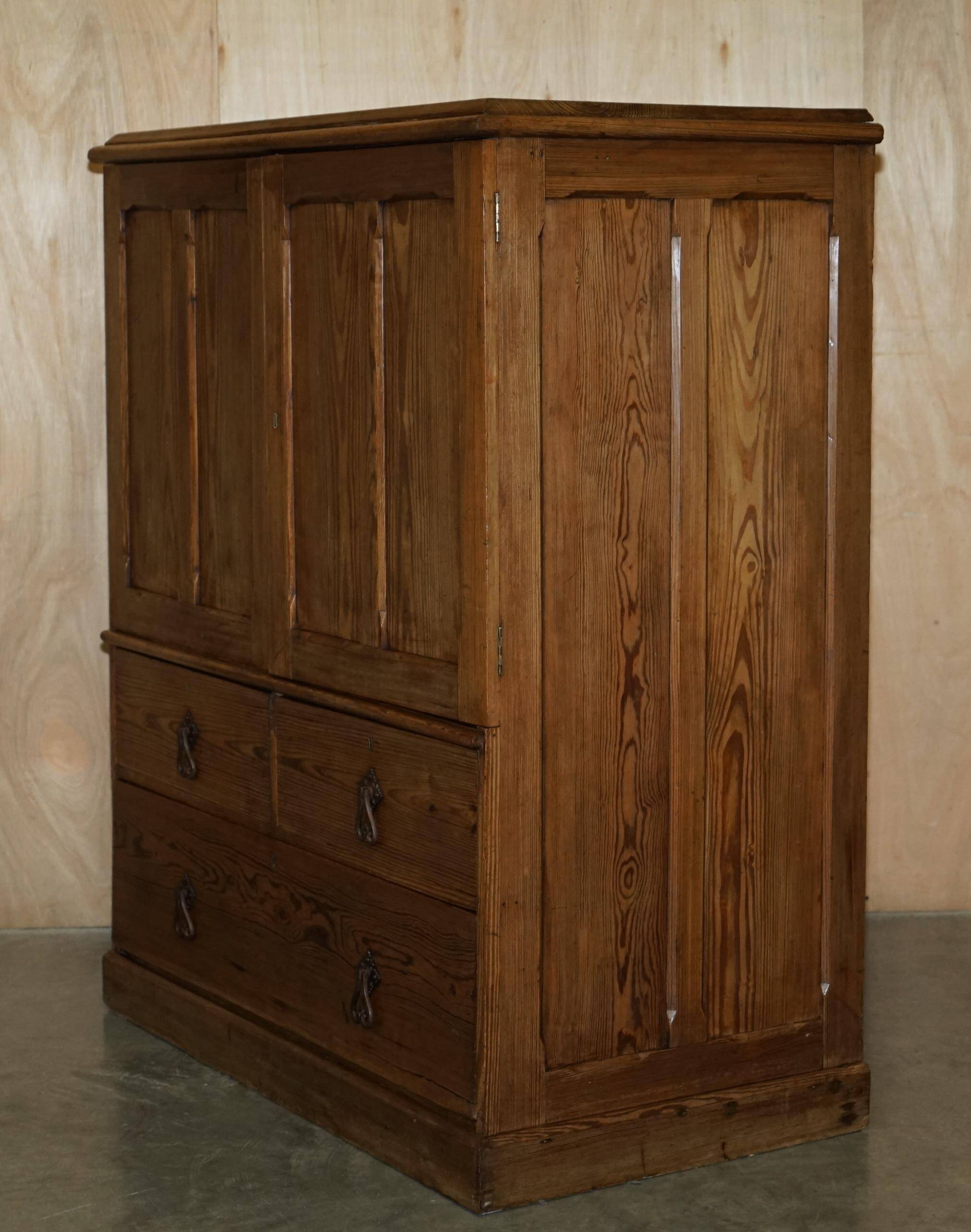 Buffet de gouvernante victorien antique en pin avec étagère coulissante